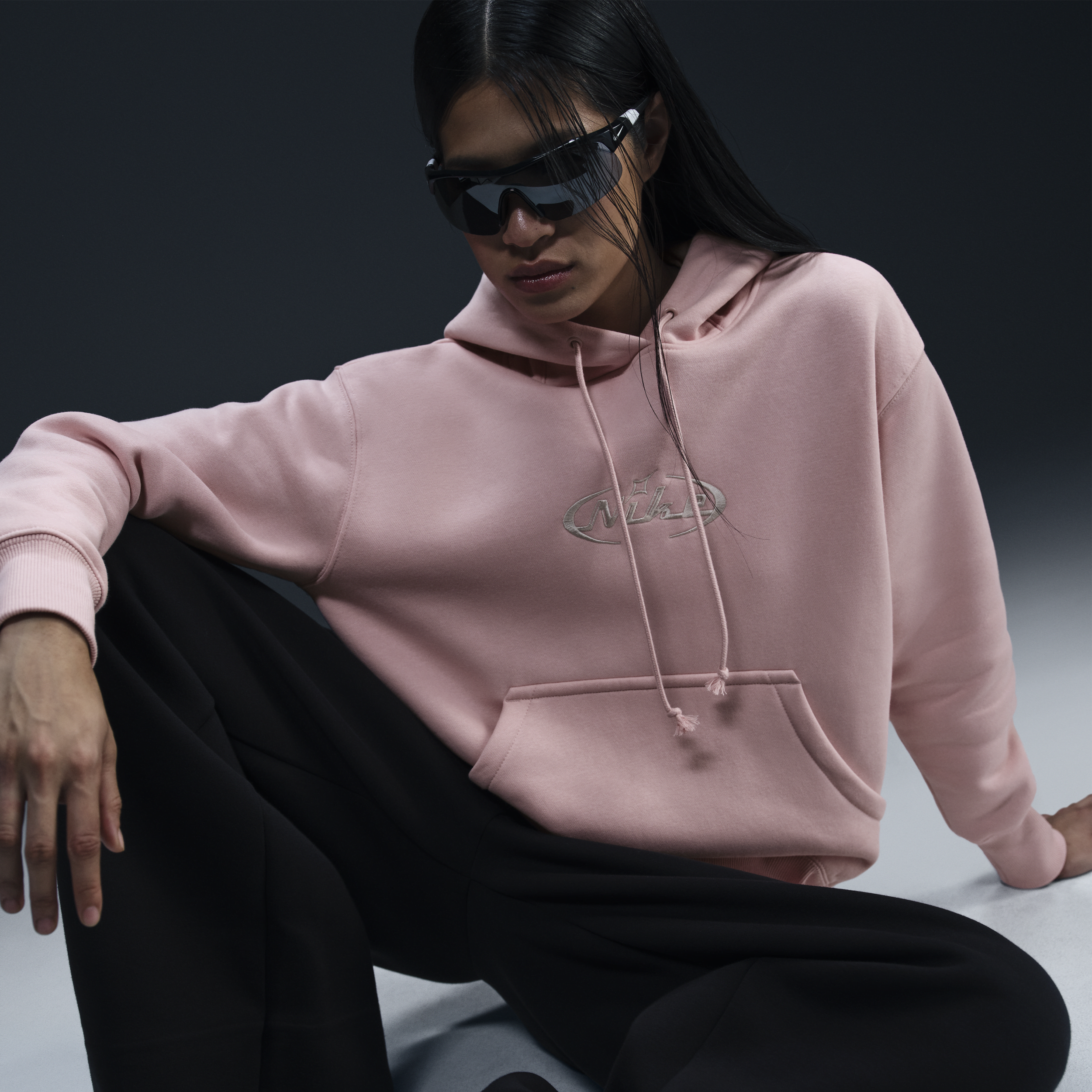 【ナイキ(NIKE)公式ストア】ナイキ スポーツウェア ウィメンズ オーバーサイズド プルオーバー パーカー HQ2987-699 ピンク 【ナイキ(NIKE)公式ストア】ナイキ スポーツウェア ウィメンズ オーバーサイズド プルオーバー パーカー HQ2987-699 ピンク