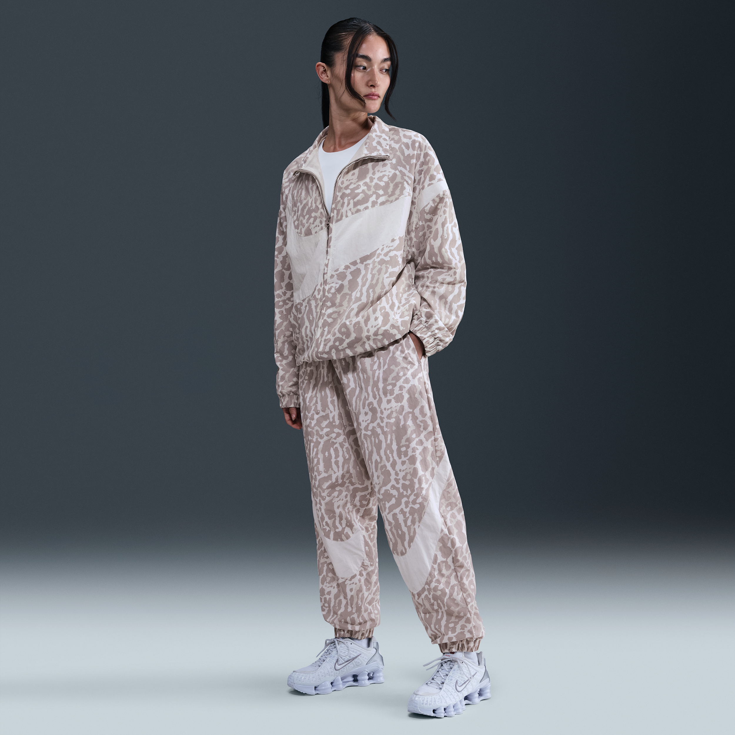 【ナイキ(NIKE)公式ストア】ナイキ スポーツウェア ウィメンズ ウーブン プリンテッド パンツ IB7267-009 グレー 【ナイキ(NIKE)公式ストア】ナイキ スポーツウェア ウィメンズ ウーブン プリンテッド パンツ IB7267-009 グレー