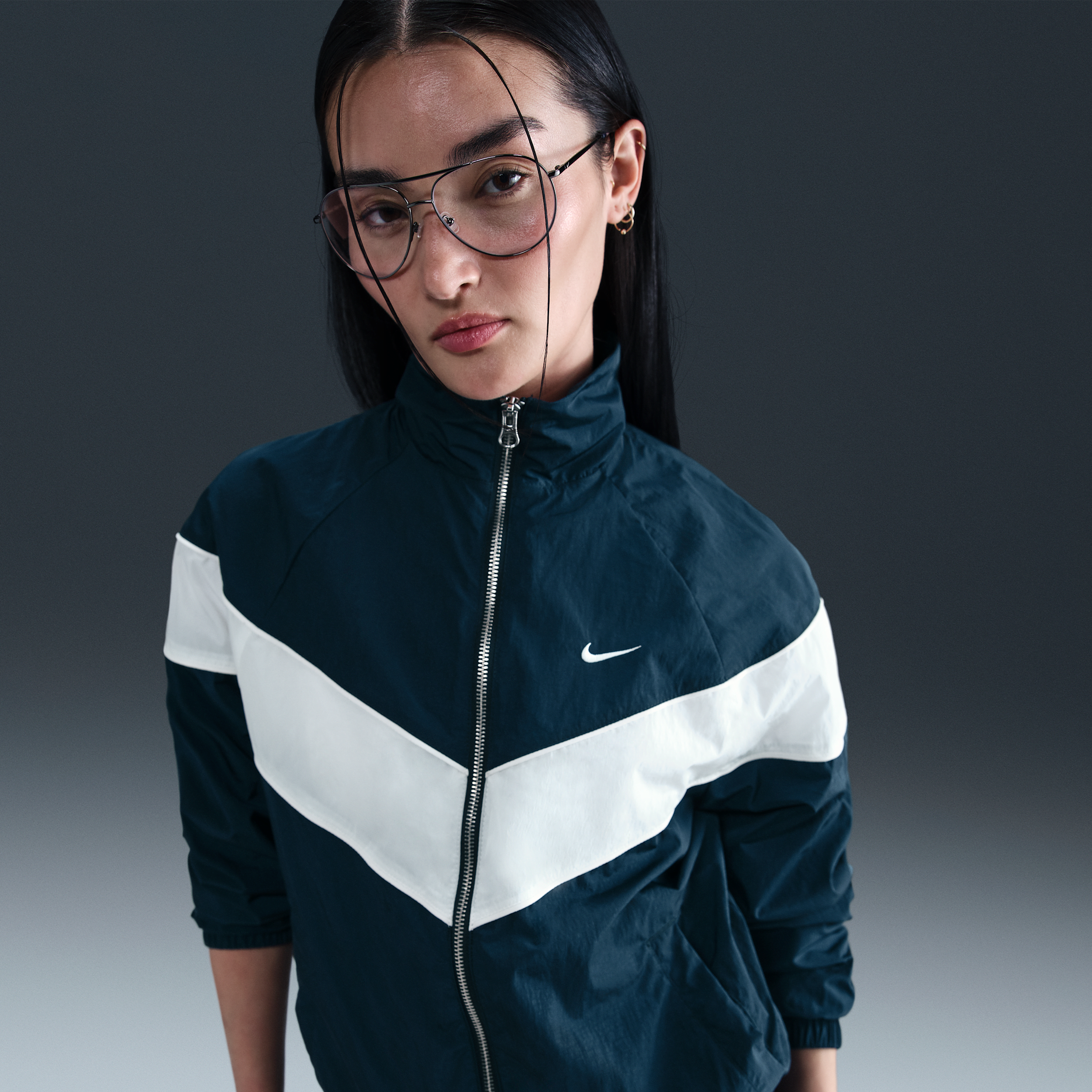 【ナイキ(NIKE)公式ストア】ナイキ ウィンドランナー ウィメンズ ルーズ UV ウーブン フルジップ ジャケット FV6305-478 ブルー 【ナイキ(NIKE)公式ストア】ナイキ ウィンドランナー ウィメンズ ルーズ UV ウーブン フルジップ ジャケット FV6305-478 ブルー