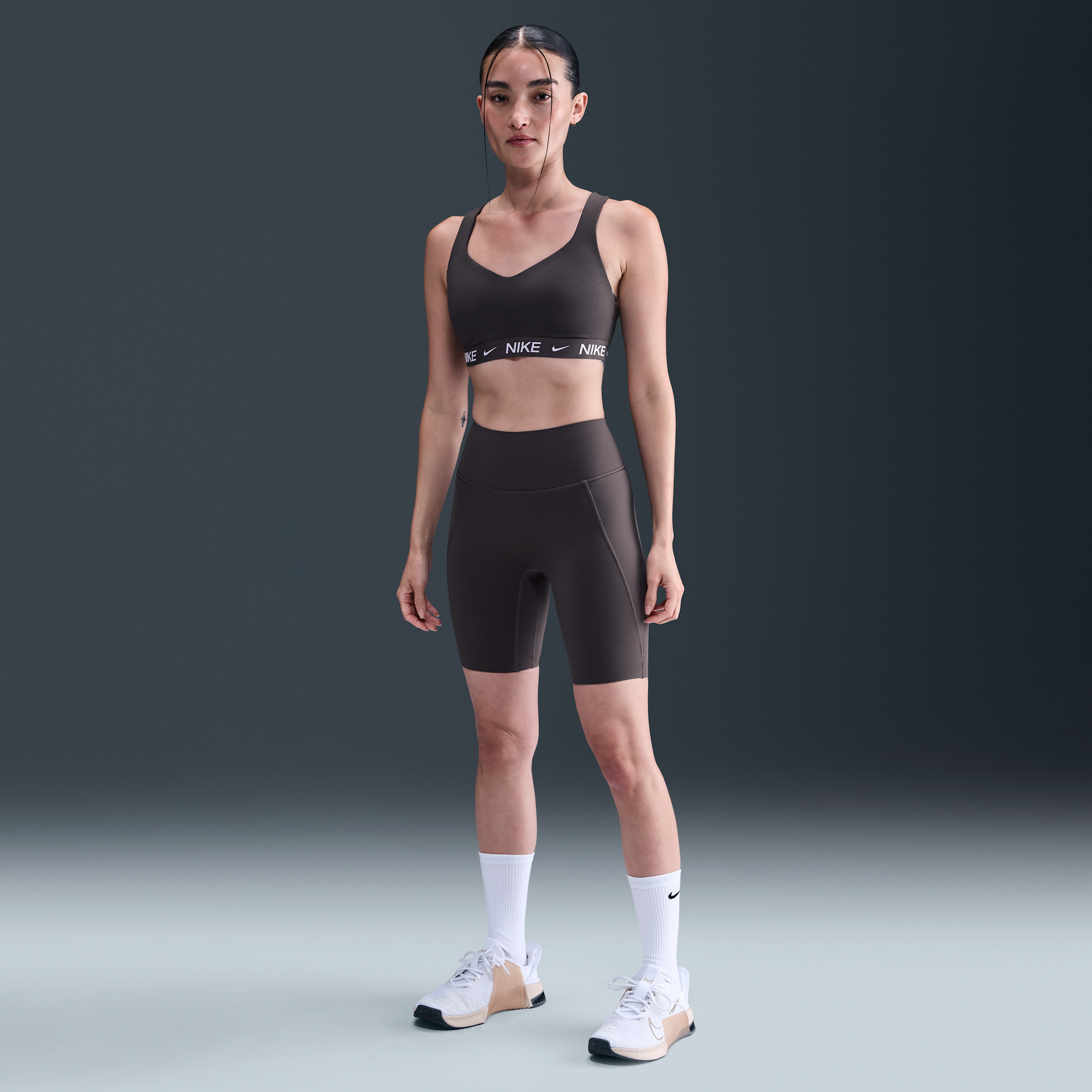 【ナイキ(NIKE)公式ストア】ナイキ ユニバーサ ウィメンズ ハイウエスト 21cm バイカーショートパンツ フロントシームなし HQ6824-036 グレー 【ナイキ(NIKE)公式ストア】ナイキ ユニバーサ ウィメンズ ハイウエスト 21cm バイカーショートパンツ フロントシームなし HQ6824-036 グレー