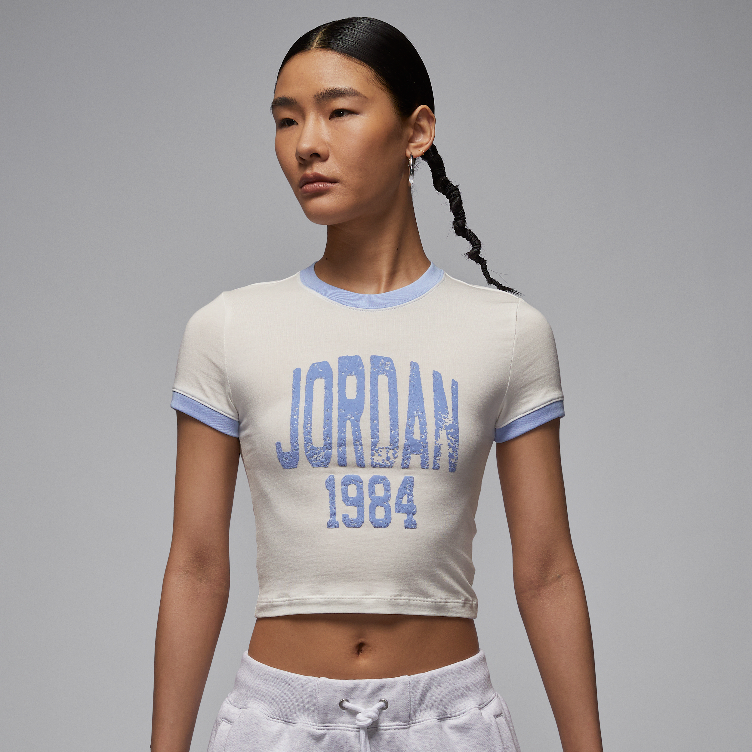 【ナイキ(NIKE)公式ストア】ジョーダン ウィメンズ クロップド グラフィック Tシャツ HJ0197-133 ホワイト 【ナイキ(NIKE)公式ストア】ジョーダン ウィメンズ クロップド グラフィック Tシャツ HJ0197-133 ホワイト