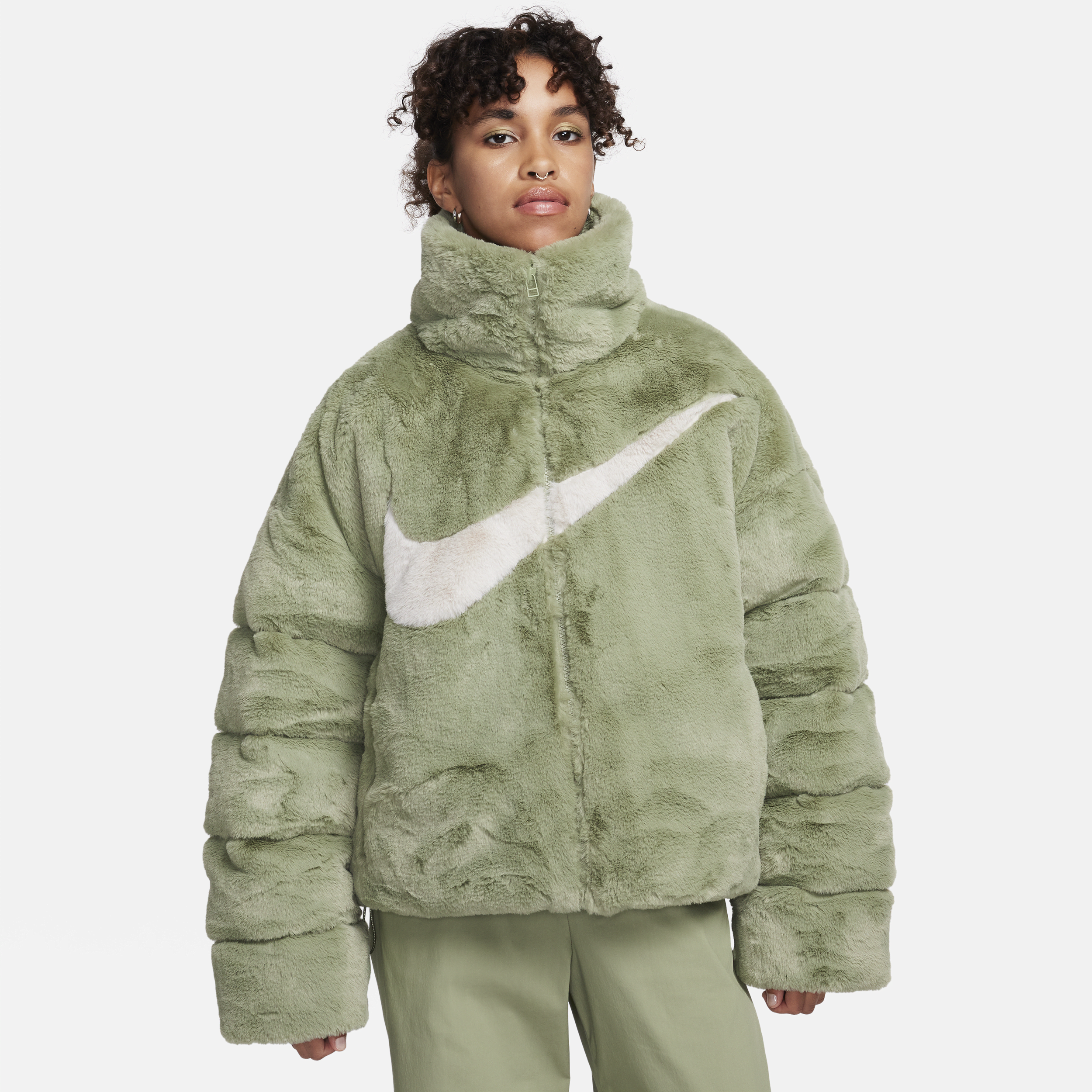 Overdimensioneret Nike Sportswear Essential-dynejakke i imiteret pels til kvinder - grøn