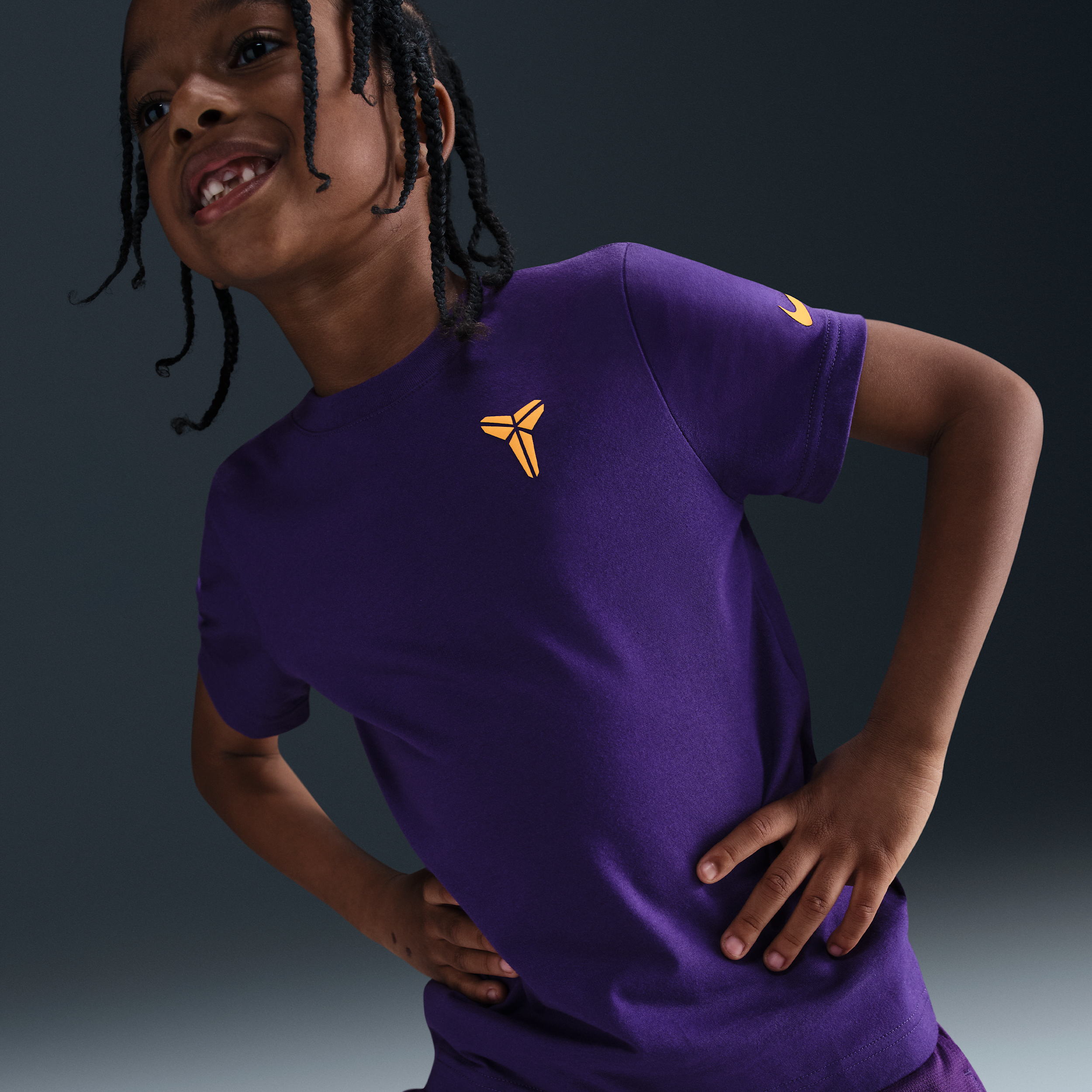 【ナイキ(NIKE)公式ストア】ナイキ リトルキッズ コービー Tシャツ IB8295-547 パープル 【ナイキ(NIKE)公式ストア】ナイキ リトルキッズ コービー Tシャツ IB8295-547 パープル