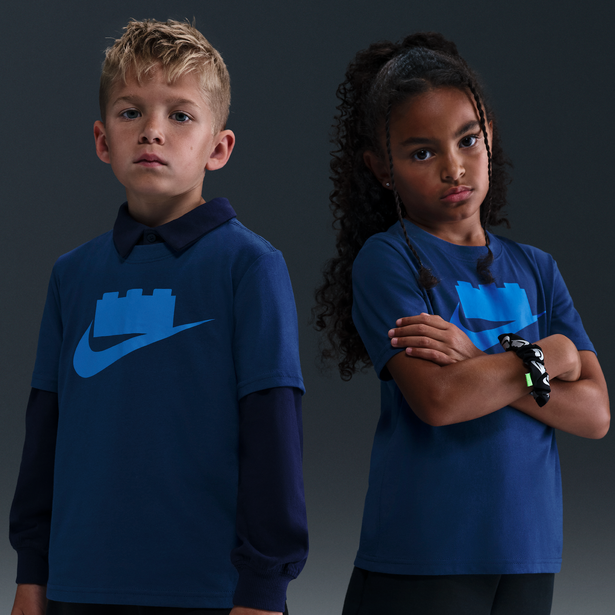【ナイキ(NIKE)公式ストア】Nike x LEGO® コレクション リトルキッズ ロゴ Tシャツ IQ5364-477 ブルー 【ナイキ(NIKE)公式ストア】Nike x LEGO® コレクション リトルキッズ ロゴ Tシャツ IQ5364-477 ブルー