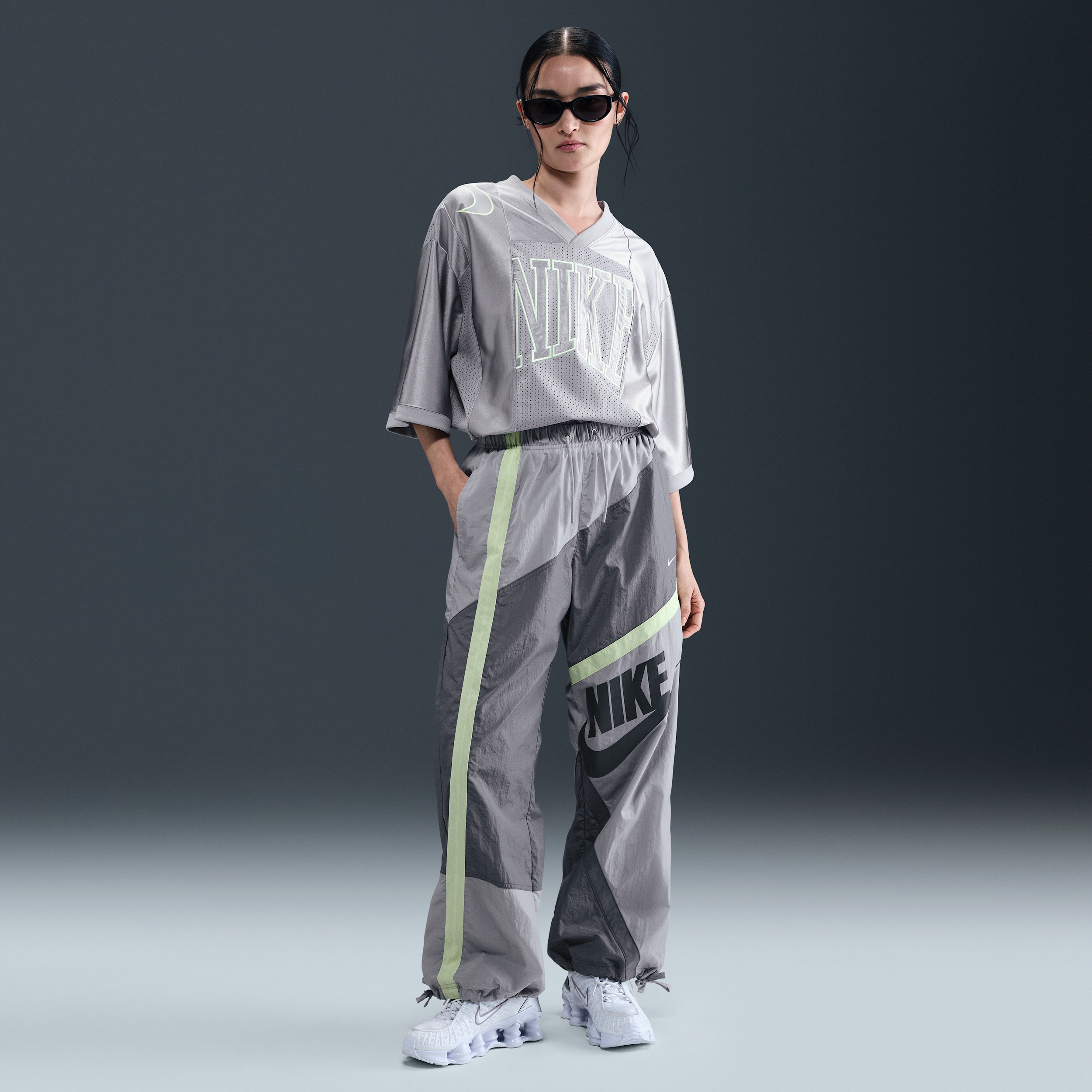 【ナイキ(NIKE)公式ストア】ナイキ スポーツウェア ウィメンズ ミッドライズ ルーズ ウーブン オープンヘム パンツ HJ4179-084 グレー 【ナイキ(NIKE)公式ストア】ナイキ スポーツウェア ウィメンズ ミッドライズ ルーズ ウーブン オープンヘム パンツ HJ4179-084 グレー