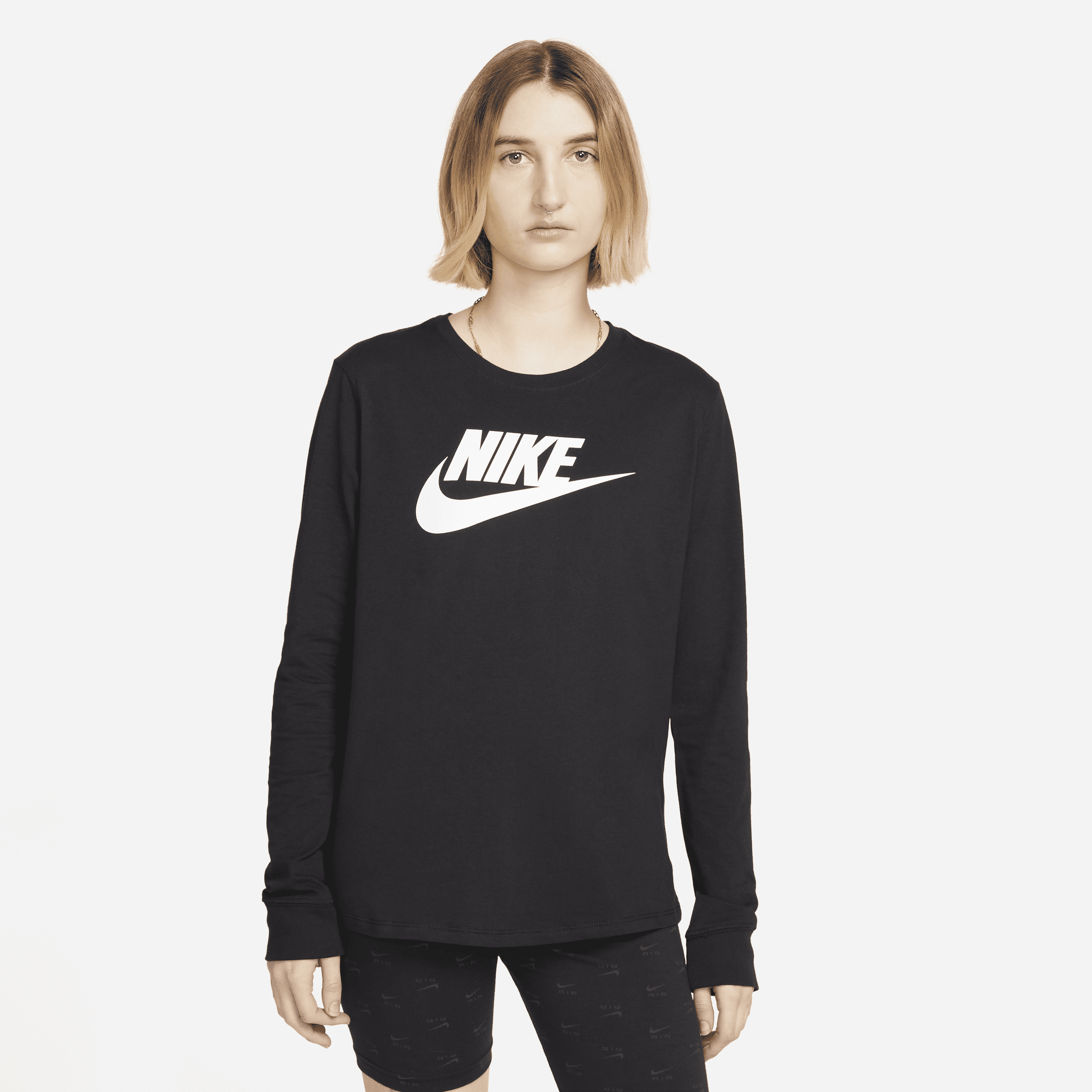 T-shirt a manica lunga con logo Nike Sportswear Essentials – Donna - Nero