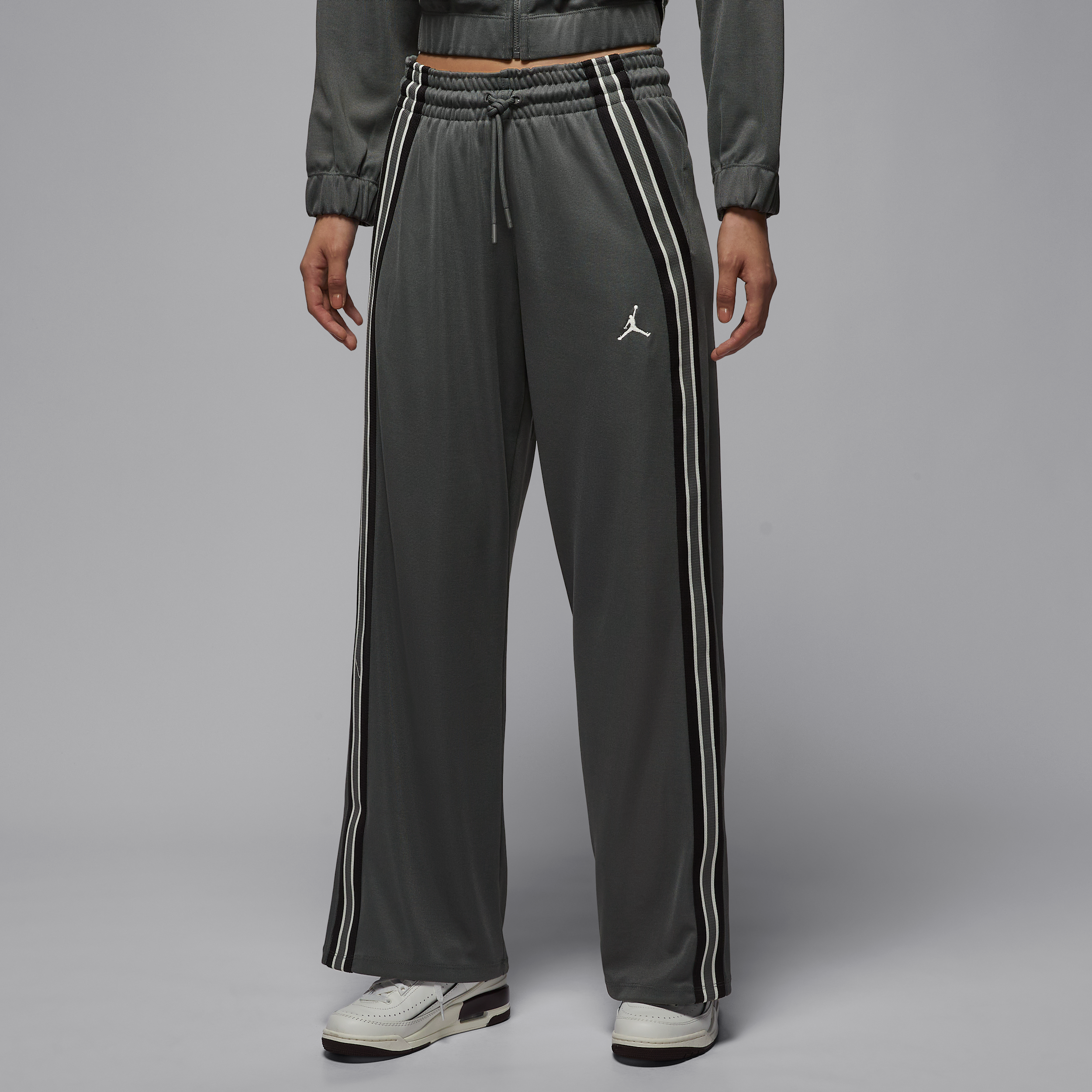 【ナイキ(NIKE)公式ストア】ジョーダン ブルックリン ウィメンズ トラックパンツ HQ9219-068 グレー 【ナイキ(NIKE)公式ストア】ジョーダン ブルックリン ウィメンズ トラックパンツ HQ9219-068 グレー