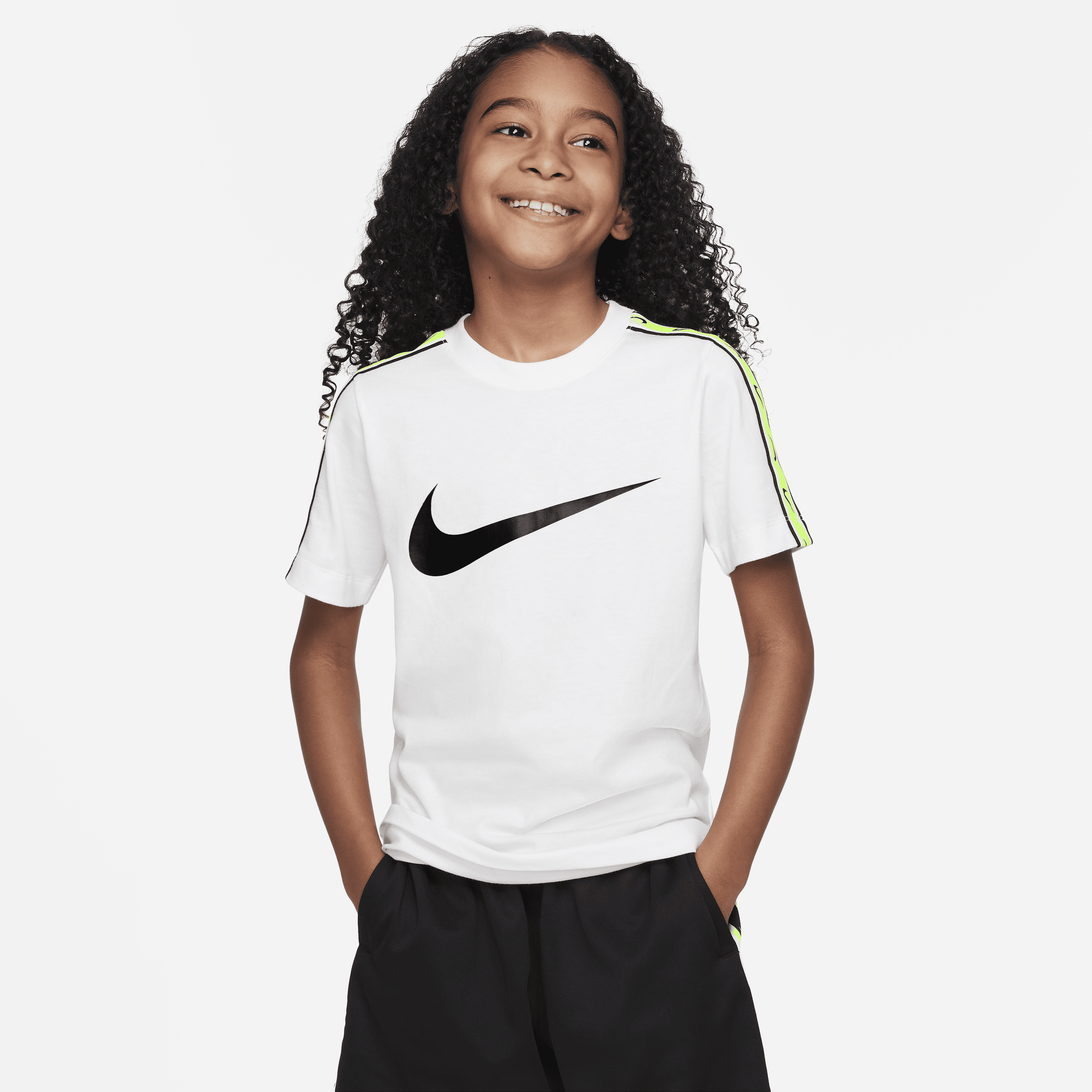 Nike Sportswear Repeat-T-shirt til større børn (drenge) - hvid