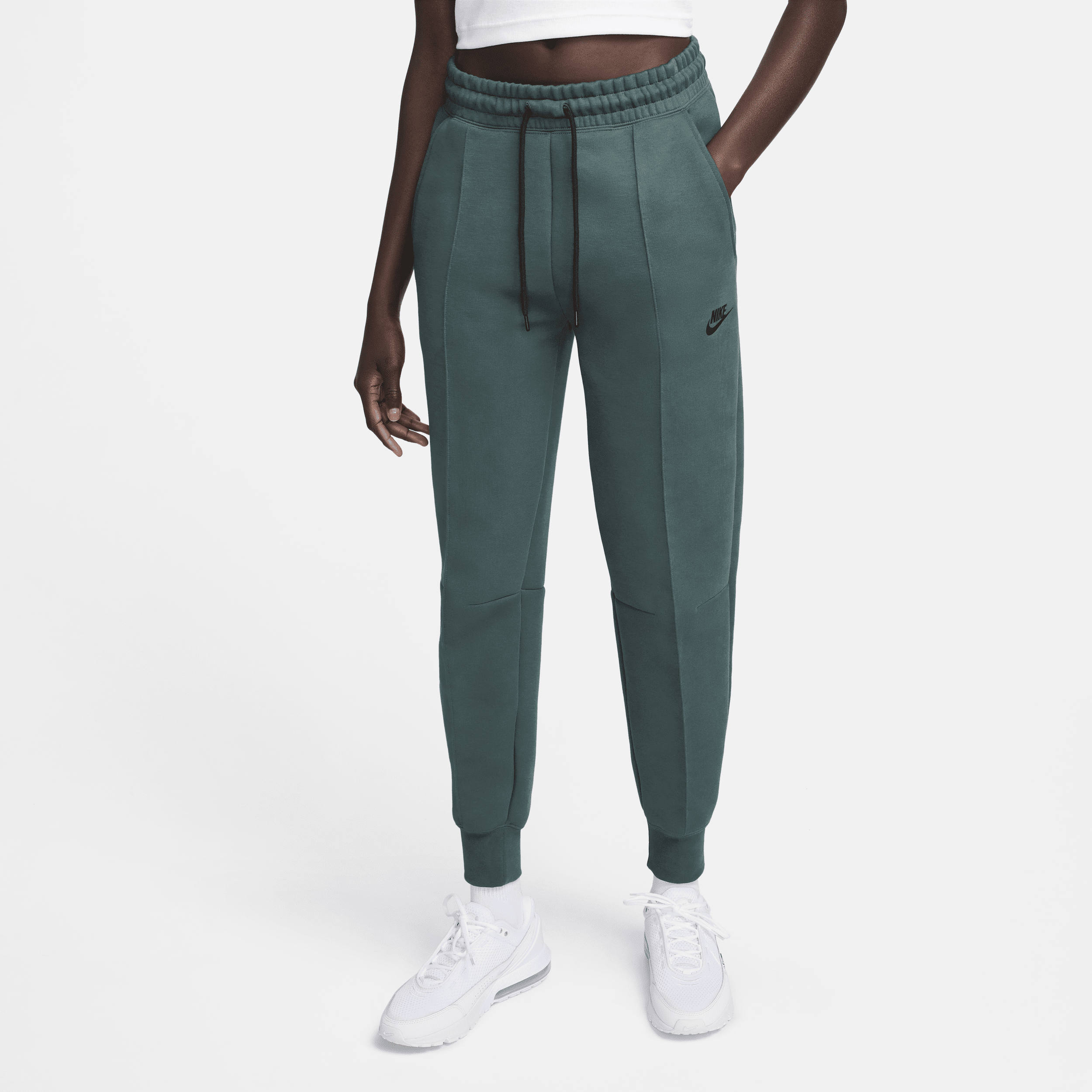 Nike Sportswear Tech Fleece-joggers med mellemhøj talje til kvinder - grøn