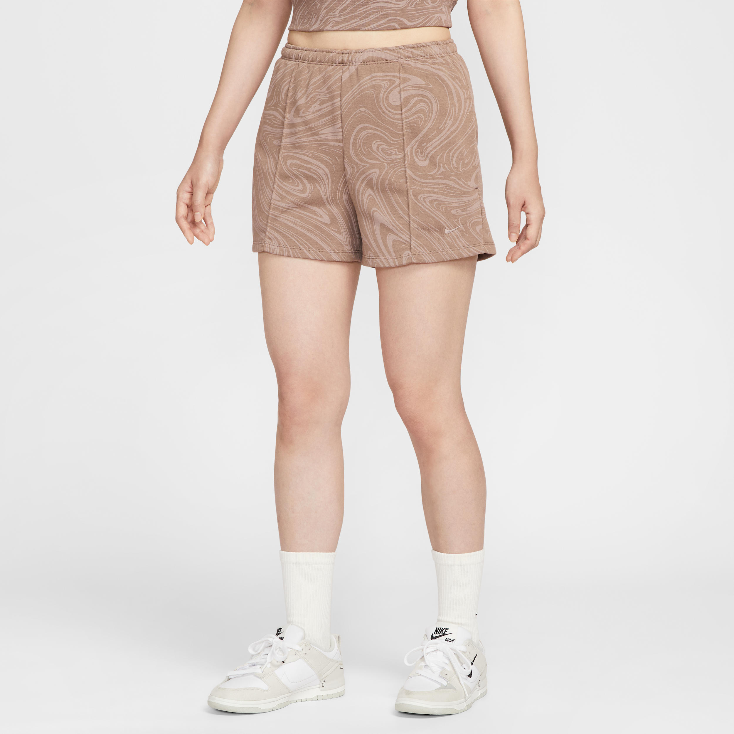 【ナイキ(NIKE)公式ストア】ナイキ スポーツウェア チル テリー ウィメンズ ミッドライズ フレンチテリー プリント ショートパンツ HV2392-214 ブラウン 【ナイキ(NIKE)公式ストア】ナイキ スポーツウェア チル テリー ウィメンズ ミッドライズ フレンチテリー プリント ショートパンツ HV2392-214 ブラウン