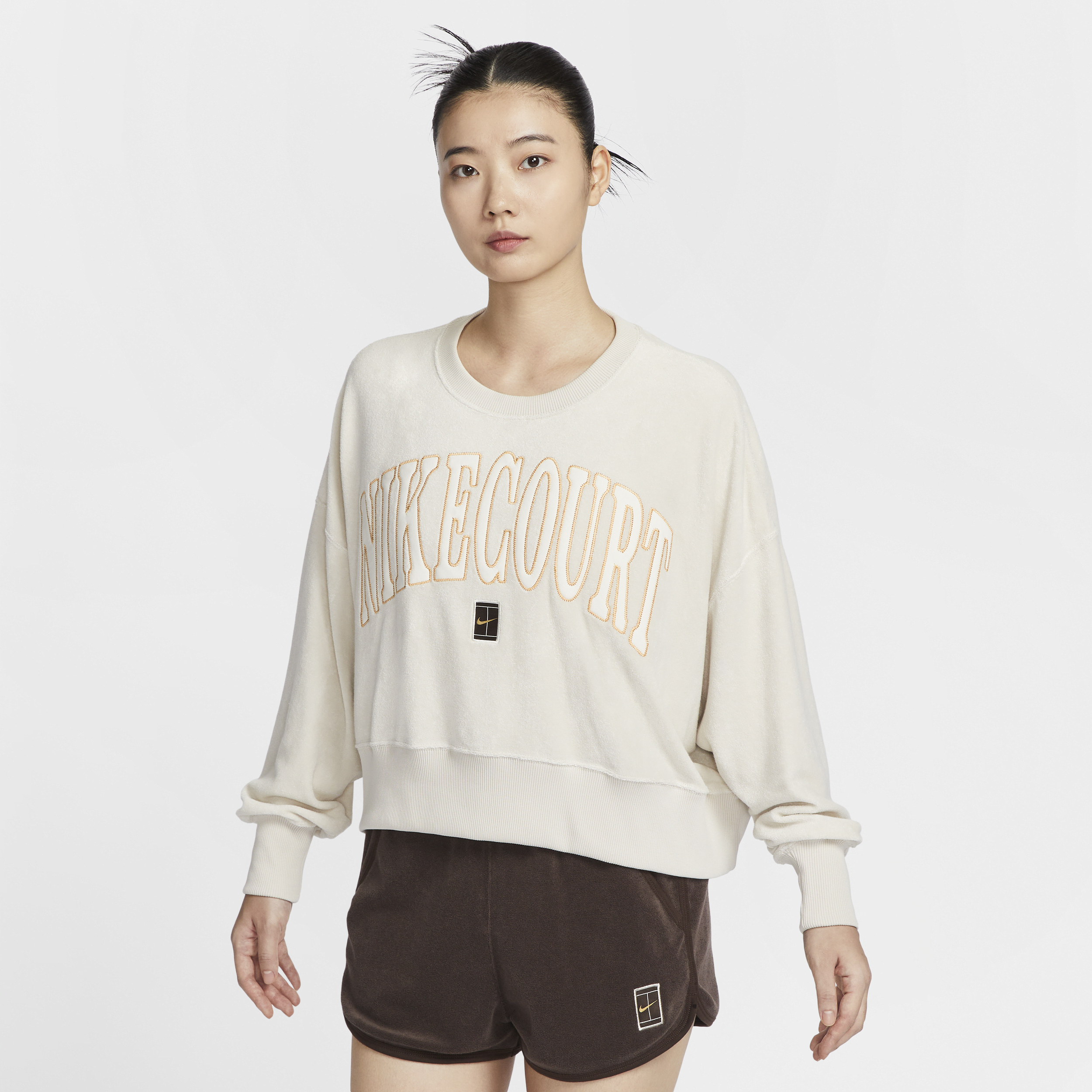 【ナイキ(NIKE)公式ストア】ナイキコート ヘリテージ ウィメンズ オーバーオーバーサイズド クルーネック グラフィック テニススウェットシャツ FQ2243-104 ブラウン 【ナイキ(NIKE)公式ストア】ナイキコート ヘリテージ ウィメンズ オーバーオーバーサイズド クルーネック グラフィック テニススウェットシャツ FQ2243-104 ブラウン