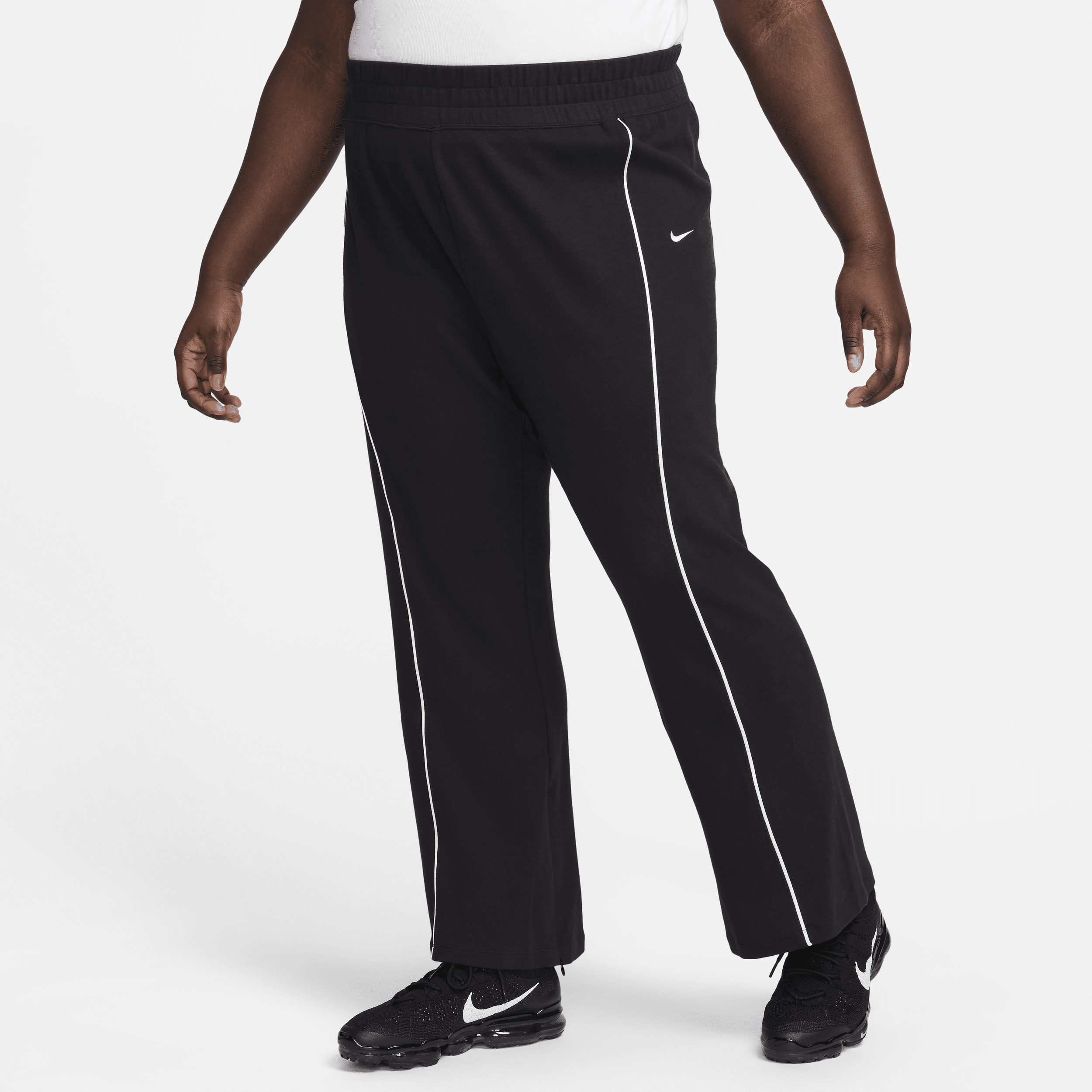 Bukser med slidskanter fra Nike Sportswear-kollektionen til kvinder (plus size) - sort