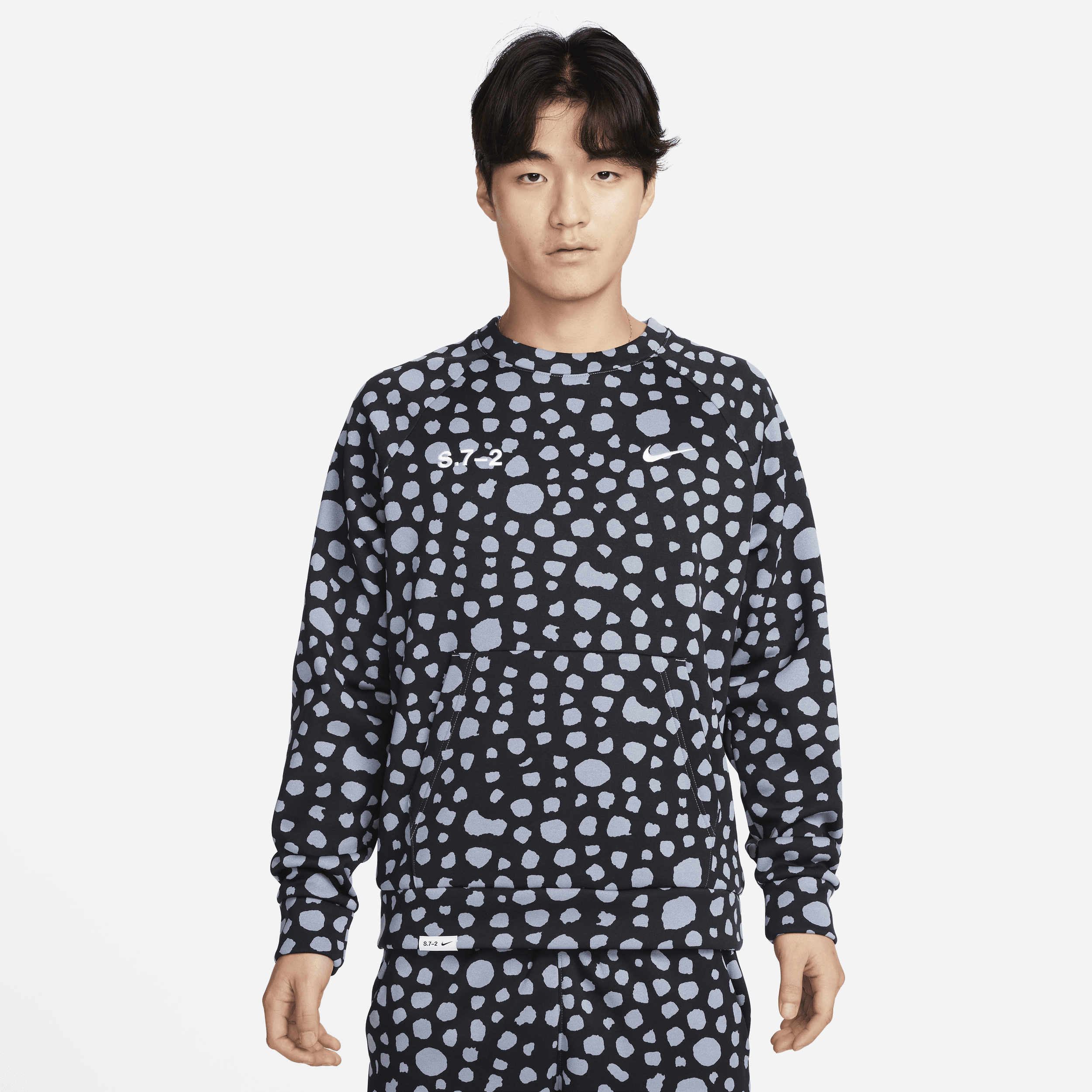 【ナイキ(NIKE)公式ストア】ナイキ Therma-FIT スタジオ '72 メンズ プリント フィットネス クルー FB8508-493 ブルー 【ナイキ(NIKE)公式ストア】ナイキ Therma-FIT スタジオ '72 メンズ プリント フィットネス クルー FB8508-493 ブルー