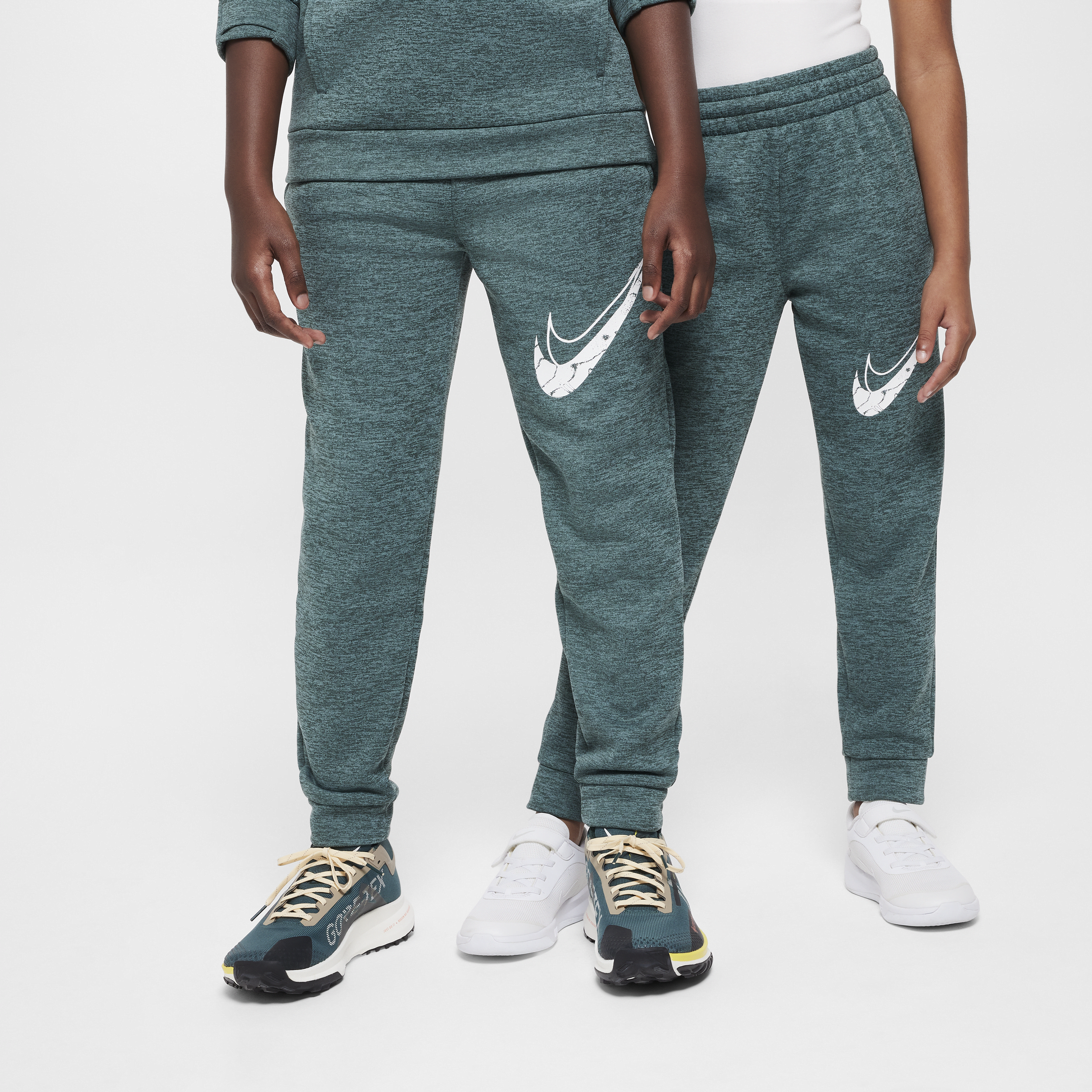 【ナイキ(NIKE)公式ストア】ナイキ マルチ ステイン レペル ジュニア Therma-FIT ジョガーパンツ HF4418-338 グリーン 【ナイキ(NIKE)公式ストア】ナイキ マルチ ステイン レペル ジュニア Therma-FIT ジョガーパンツ HF4418-338 グリーン