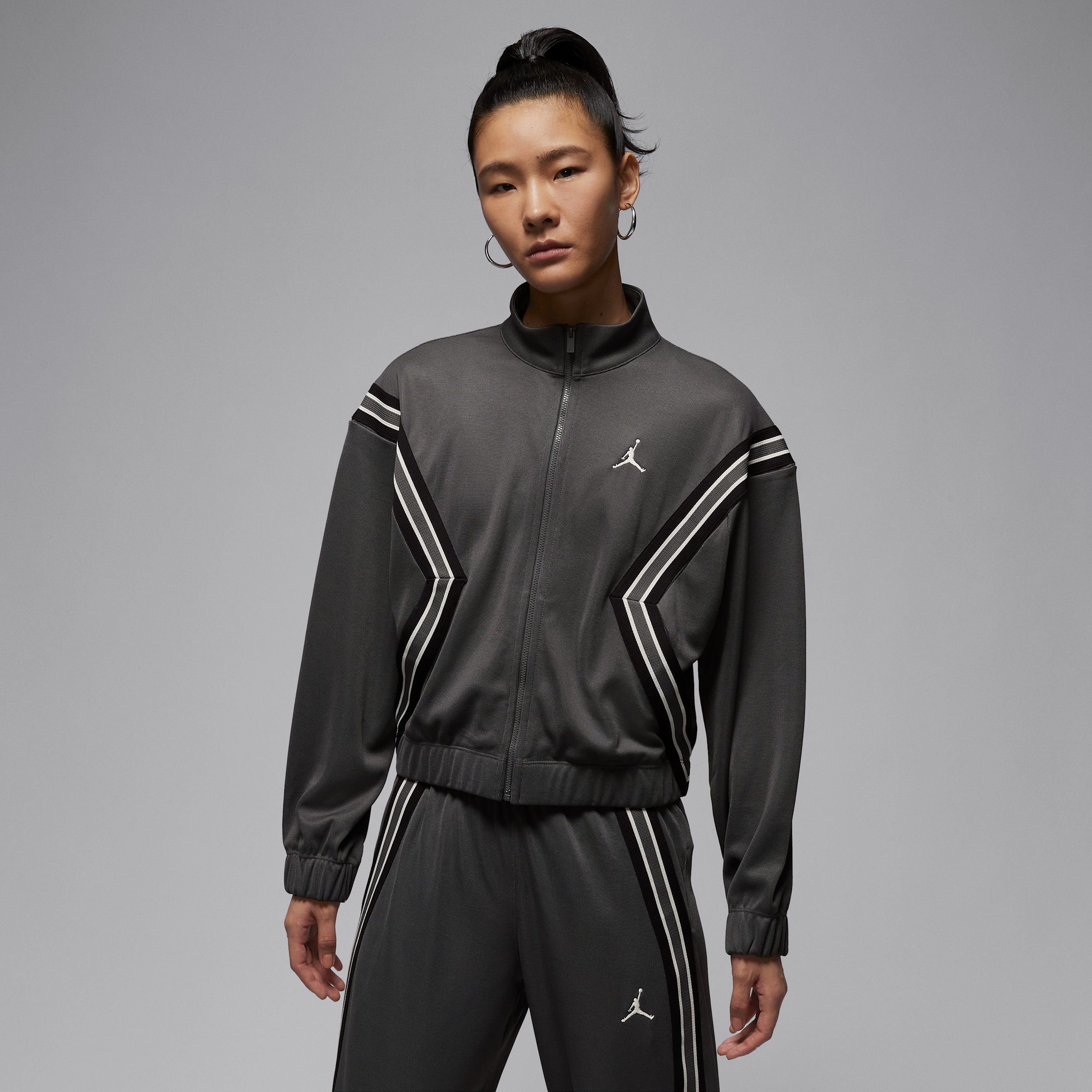 【ナイキ(NIKE)公式ストア】ジョーダン ブルックリン ウィメンズ フルジップ トラックジャケット HQ9216-068 グレー 【ナイキ(NIKE)公式ストア】ジョーダン ブルックリン ウィメンズ フルジップ トラックジャケット HQ9216-068 グレー