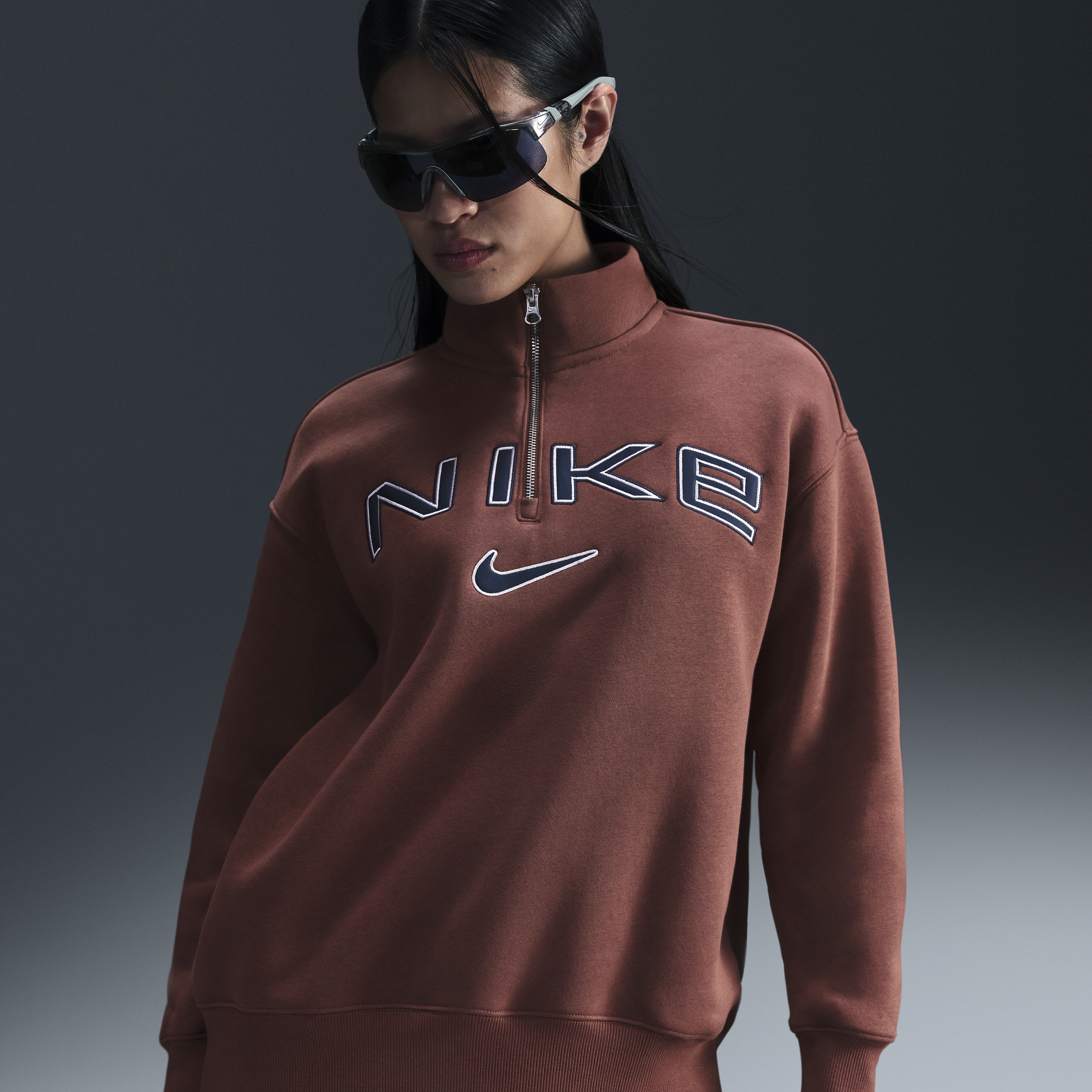 【ナイキ(NIKE)公式ストア】ナイキ スポーツウェア フェニックス フリース ウィメンズ オーバーサイズド 1/4ジップ ロゴ トップ FV7680-218 ブラウン 【ナイキ(NIKE)公式ストア】ナイキ スポーツウェア フェニックス フリース ウィメンズ オーバーサイズド 1/4ジップ ロゴ トップ FV7680-218 ブラウン