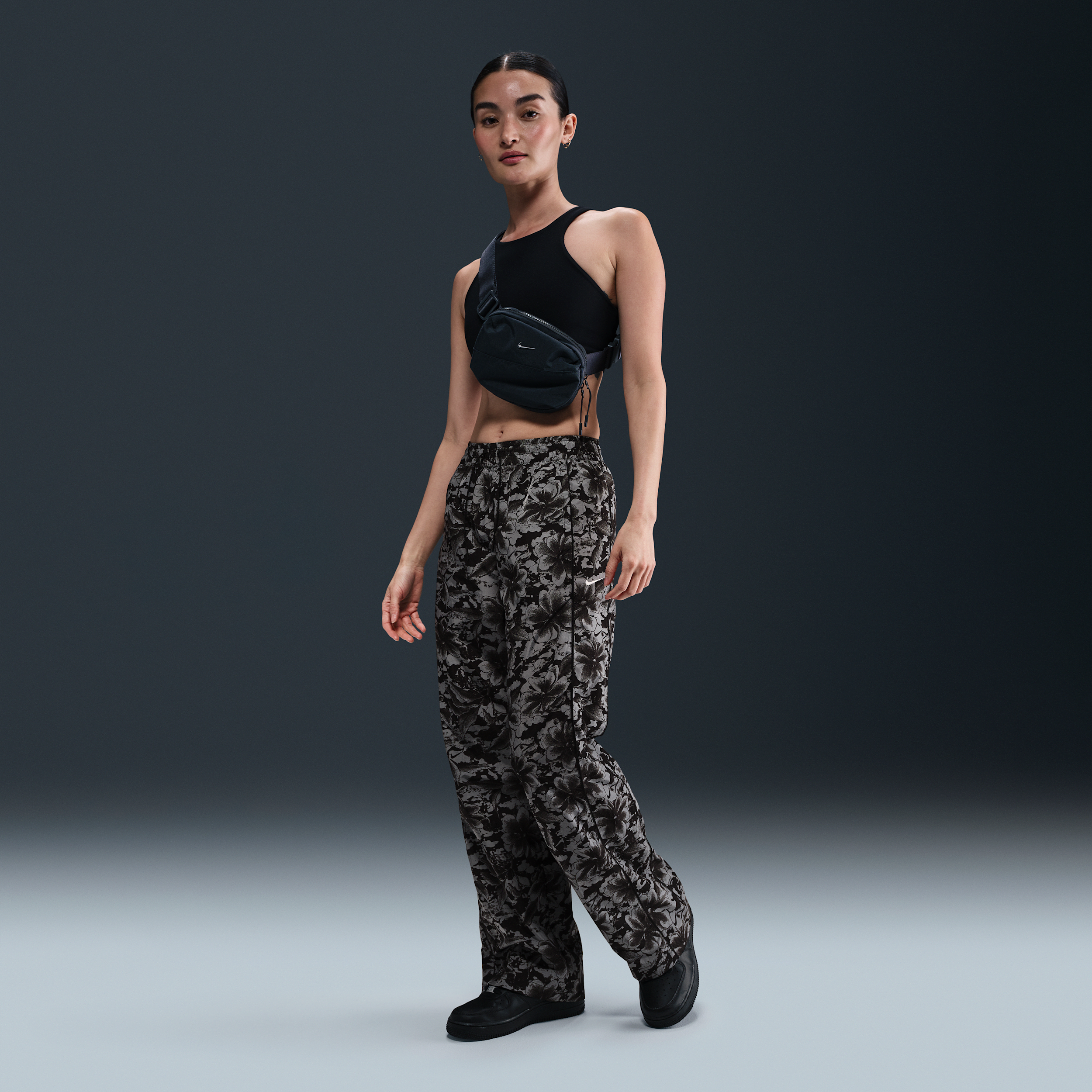【ナイキ(NIKE)公式ストア】ナイキ スポーツウェア ウィンドランナー ウィメンズ UV プロテクション ミッドライズ ウーブン プリント パンツ HM7287-010 ブラック 【ナイキ(NIKE)公式ストア】ナイキ スポーツウェア ウィンドランナー ウィメンズ UV プロテクション ミッドライズ ウーブン プリント パンツ HM7287-010 ブラック