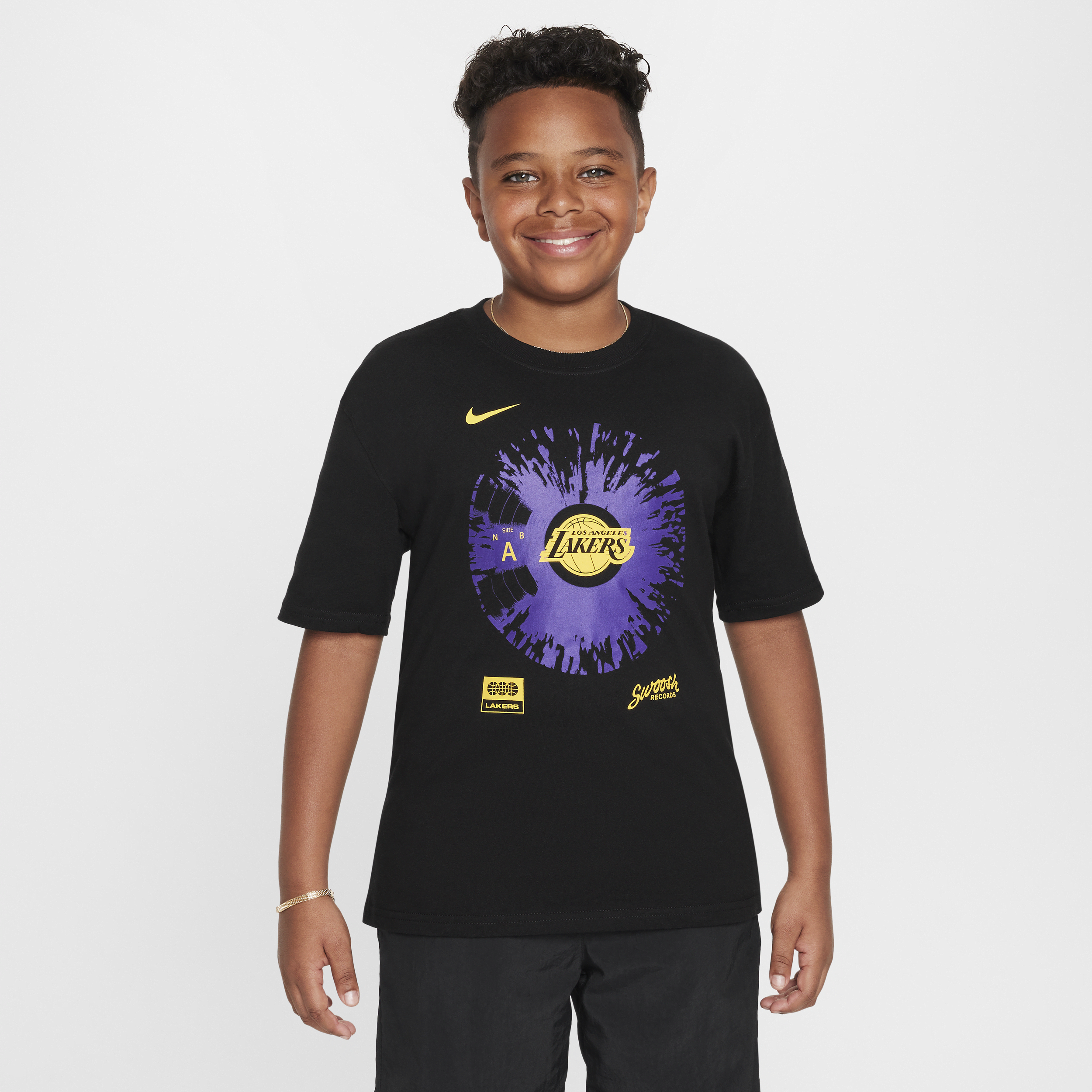 Los Angeles Lakers Courtside Nike NBA Max90-T-shirt til større børn (drenge) - sort