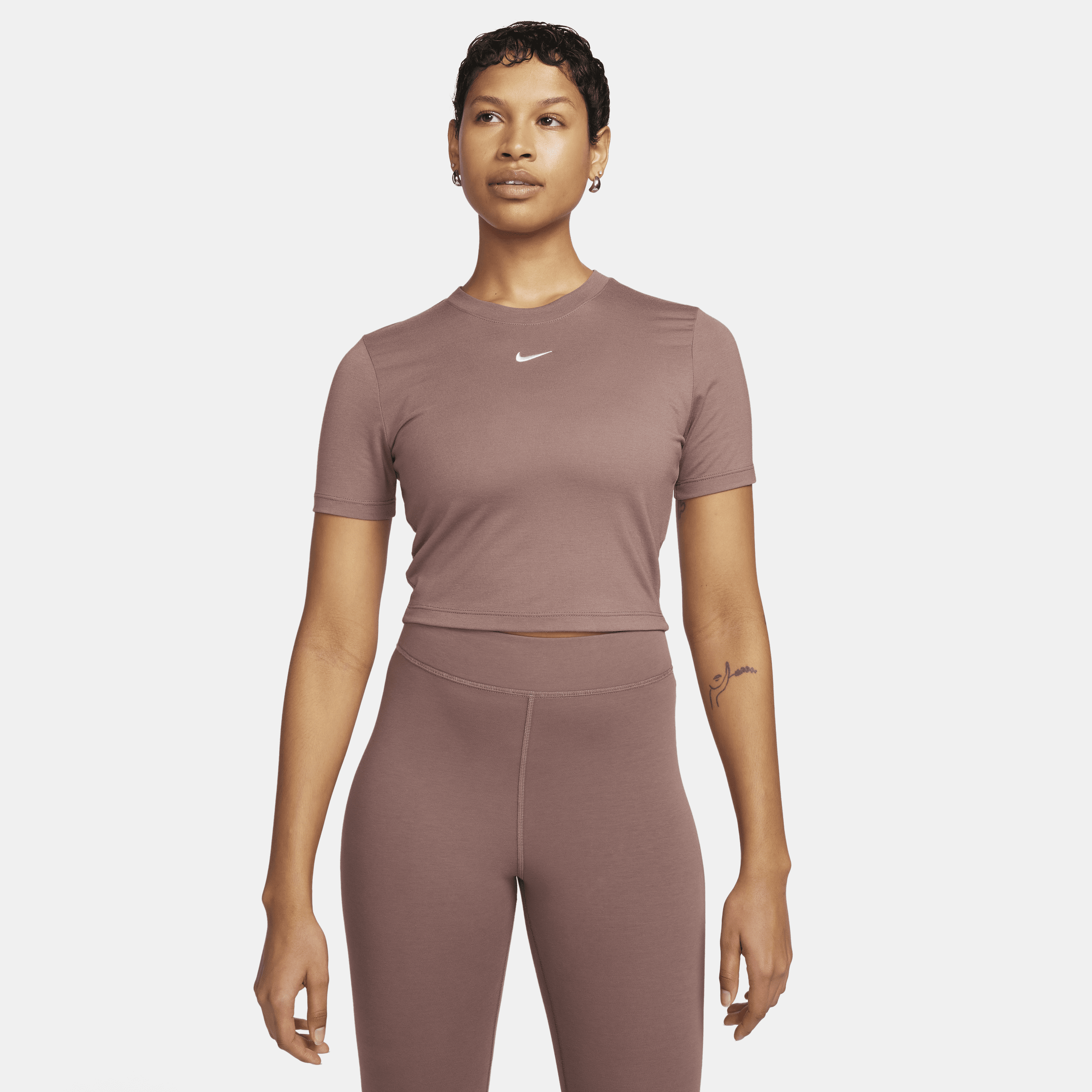 Kort, slank Nike Sportswear Essential-T-shirt til kvinder - lilla