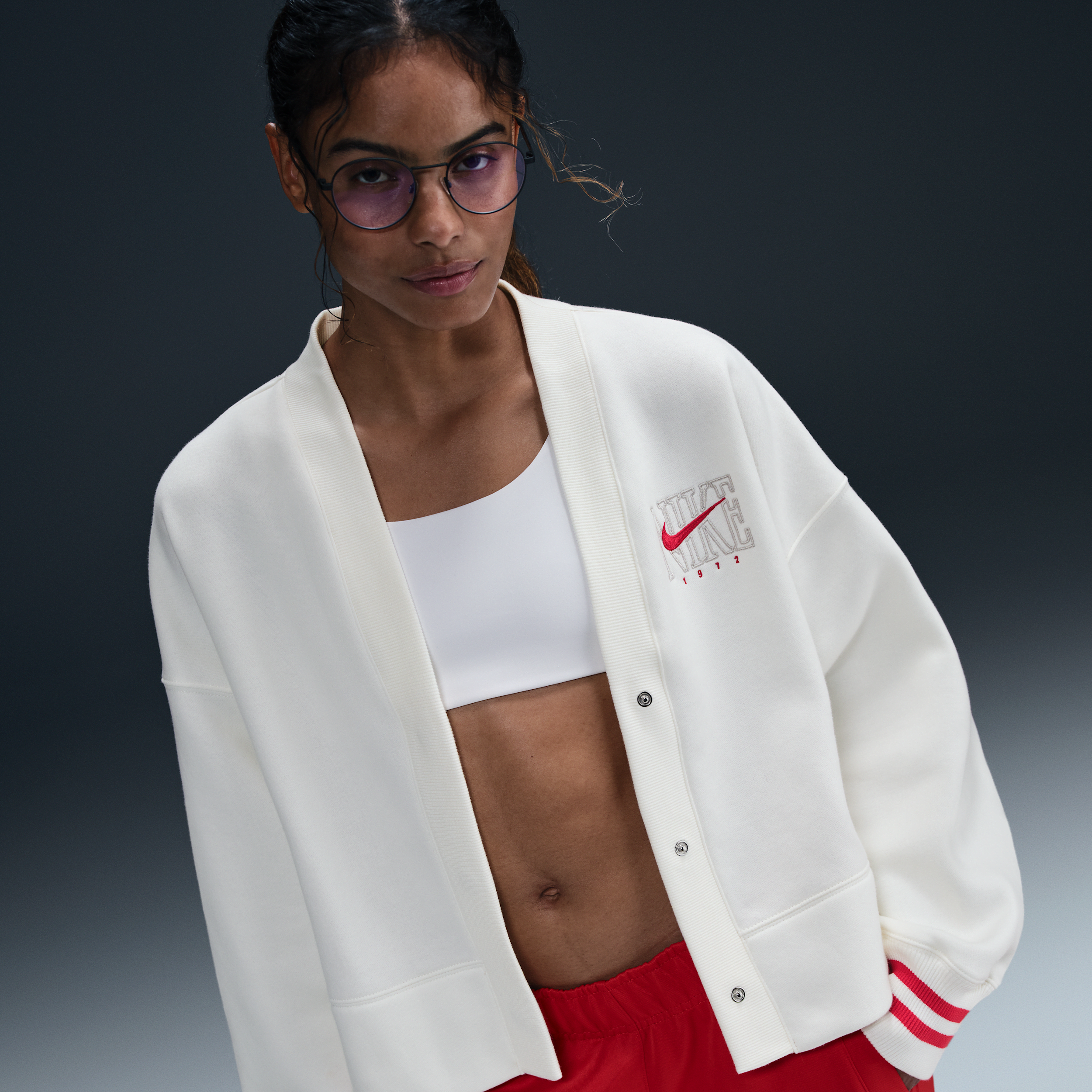 【ナイキ(NIKE)公式ストア】ナイキ スポーツウェア フェニックス フリース ウィメンズ オーバーオーバーサイズド グラフィック カーディガン HJ0946-133 ホワイト 【ナイキ(NIKE)公式ストア】ナイキ スポーツウェア フェニックス フリース ウィメンズ オーバーオーバーサイズド グラフィック カーディガン HJ0946-133 ホワイト