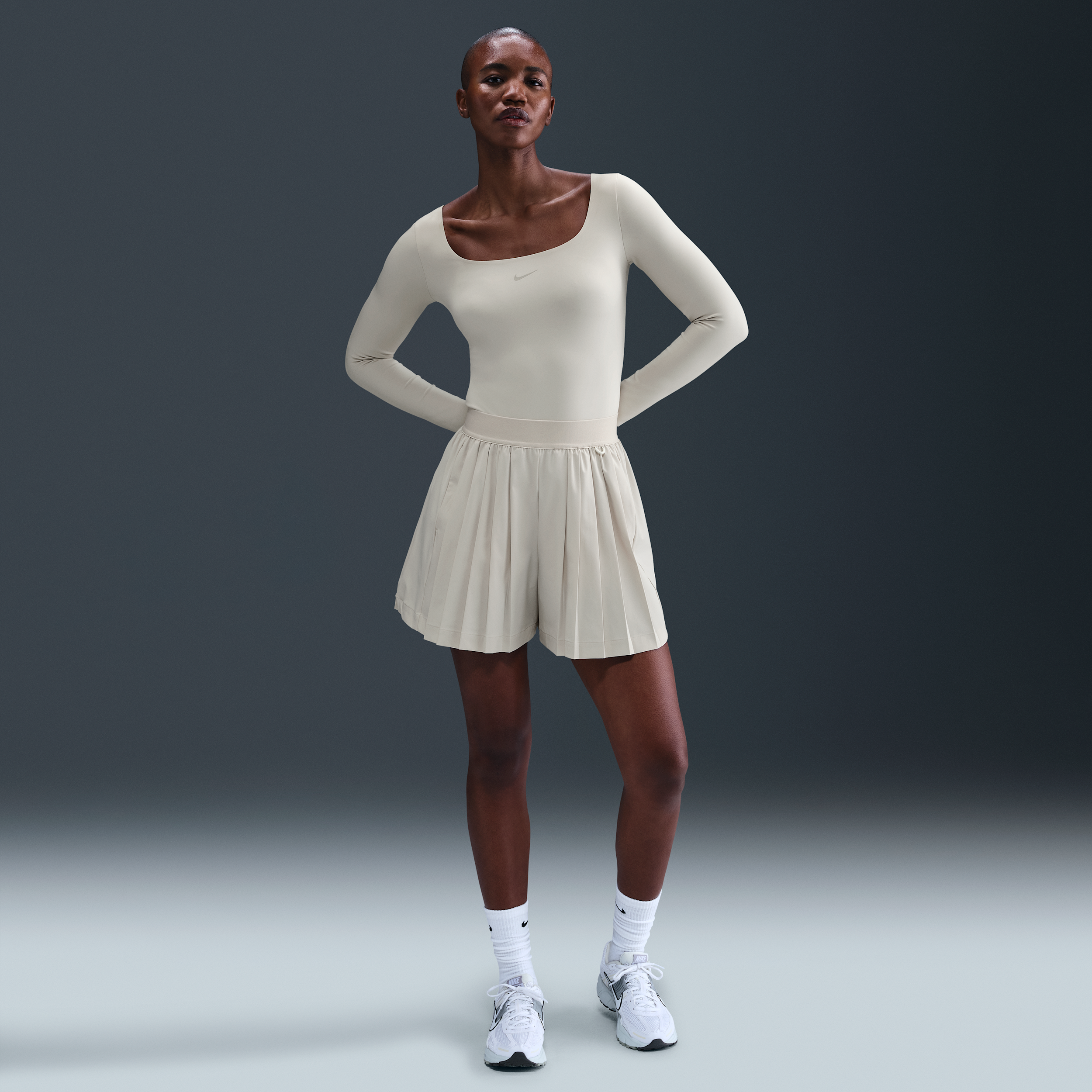 Nike 24.7 PerfectStretch Pantalón corto plisado y holgado de talle alto Dri-FIT - Mujer - Marrón