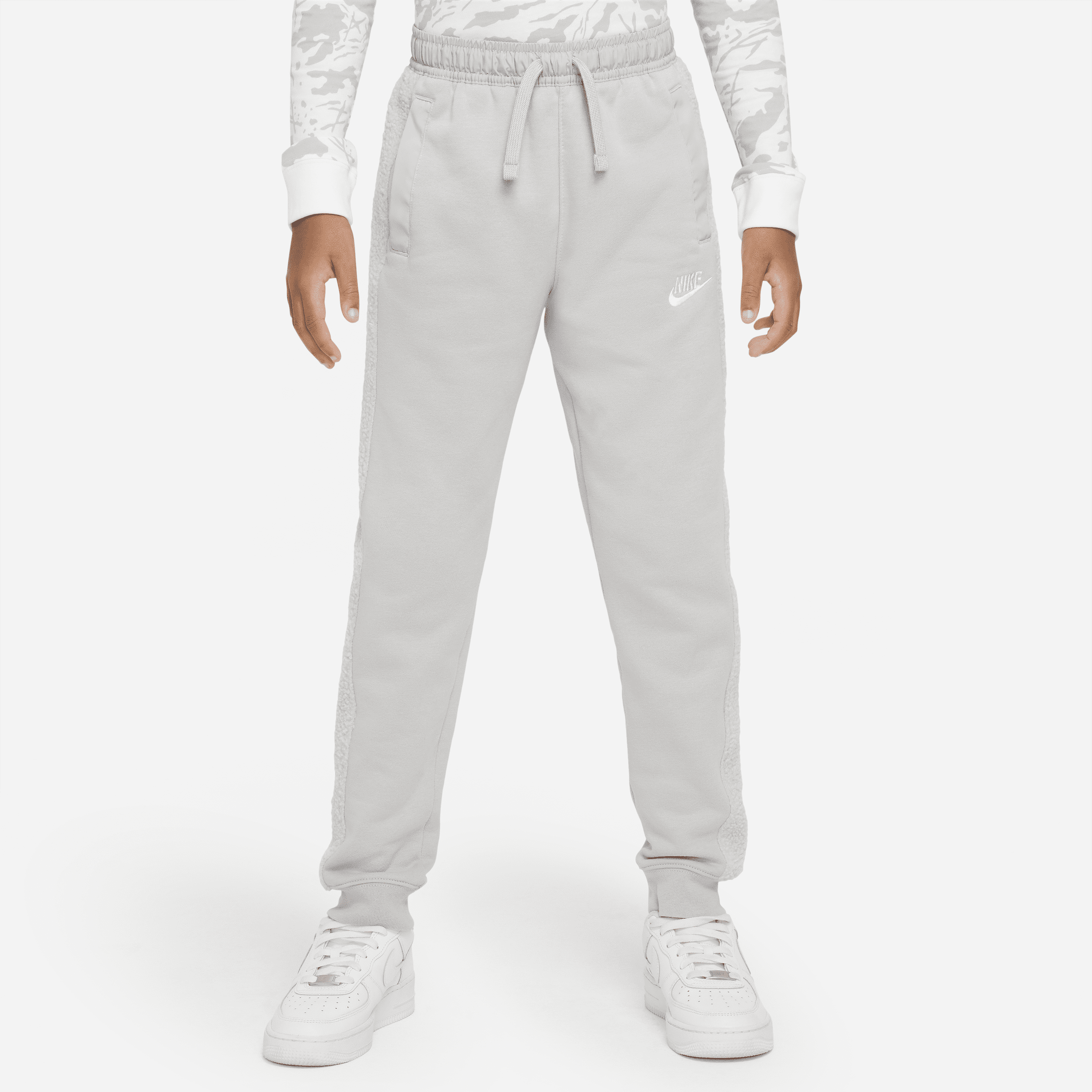 【ナイキ(NIKE)公式ストア】ナイキ スポーツウェア クラブ フリース ジュニア (ボーイズ) ウィンタライズド パンツ DV3062-077 グレー 【ナイキ(NIKE)公式ストア】ナイキ スポーツウェア クラブ フリース ジュニア (ボーイズ) ウィンタライズド パンツ DV3062-077 グレー