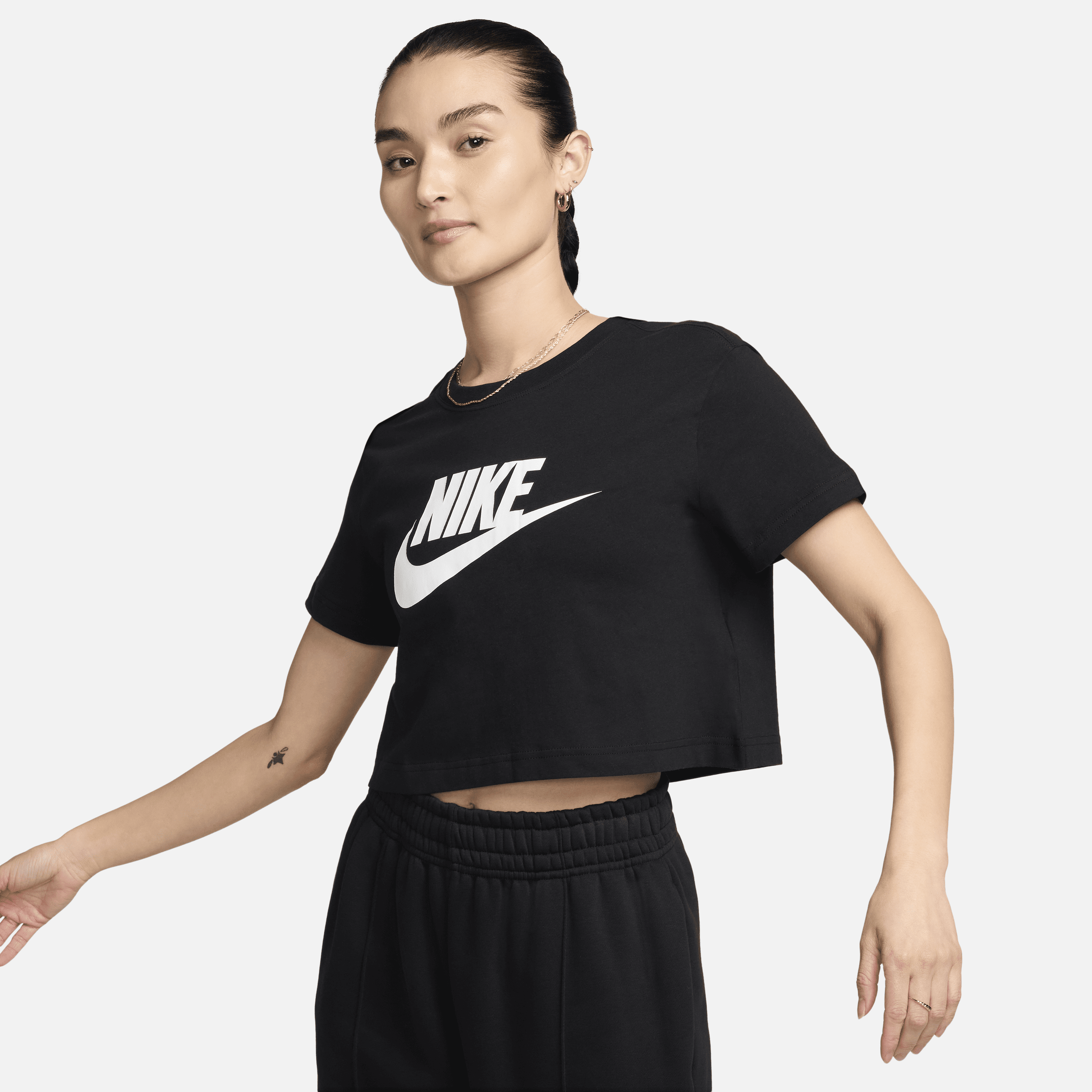 【ナイキ(NIKE)公式ストア】ナイキ スポーツウェア エッセンシャル ウィメンズ クロップド Tシャツ BV6176-010 ブラック 【ナイキ(NIKE)公式ストア】ナイキ スポーツウェア エッセンシャル ウィメンズ クロップド Tシャツ BV6176-010 ブラック