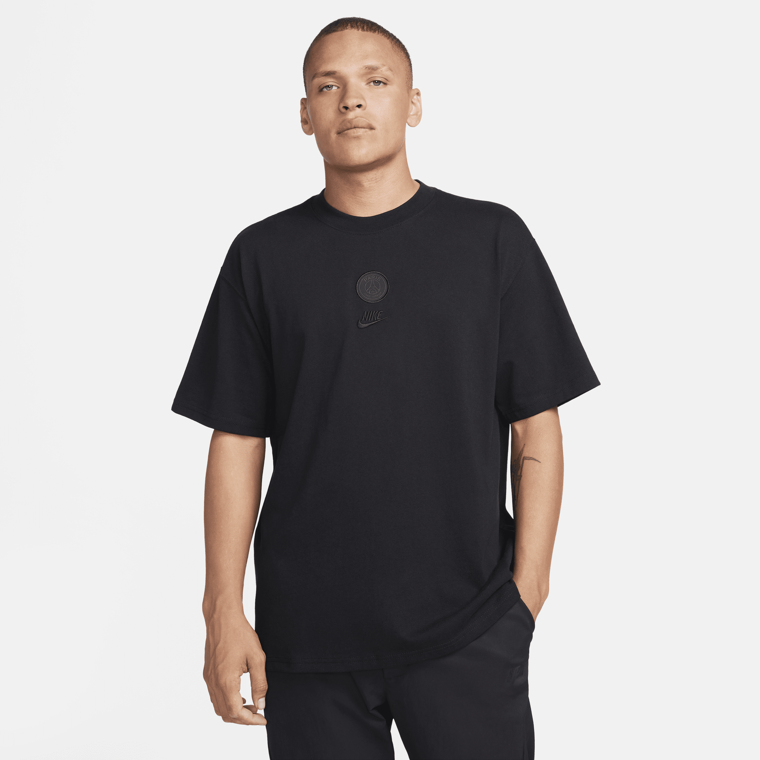 Paris Saint-Germain Premium Essentials Nike Football-T-shirt til mænd - sort