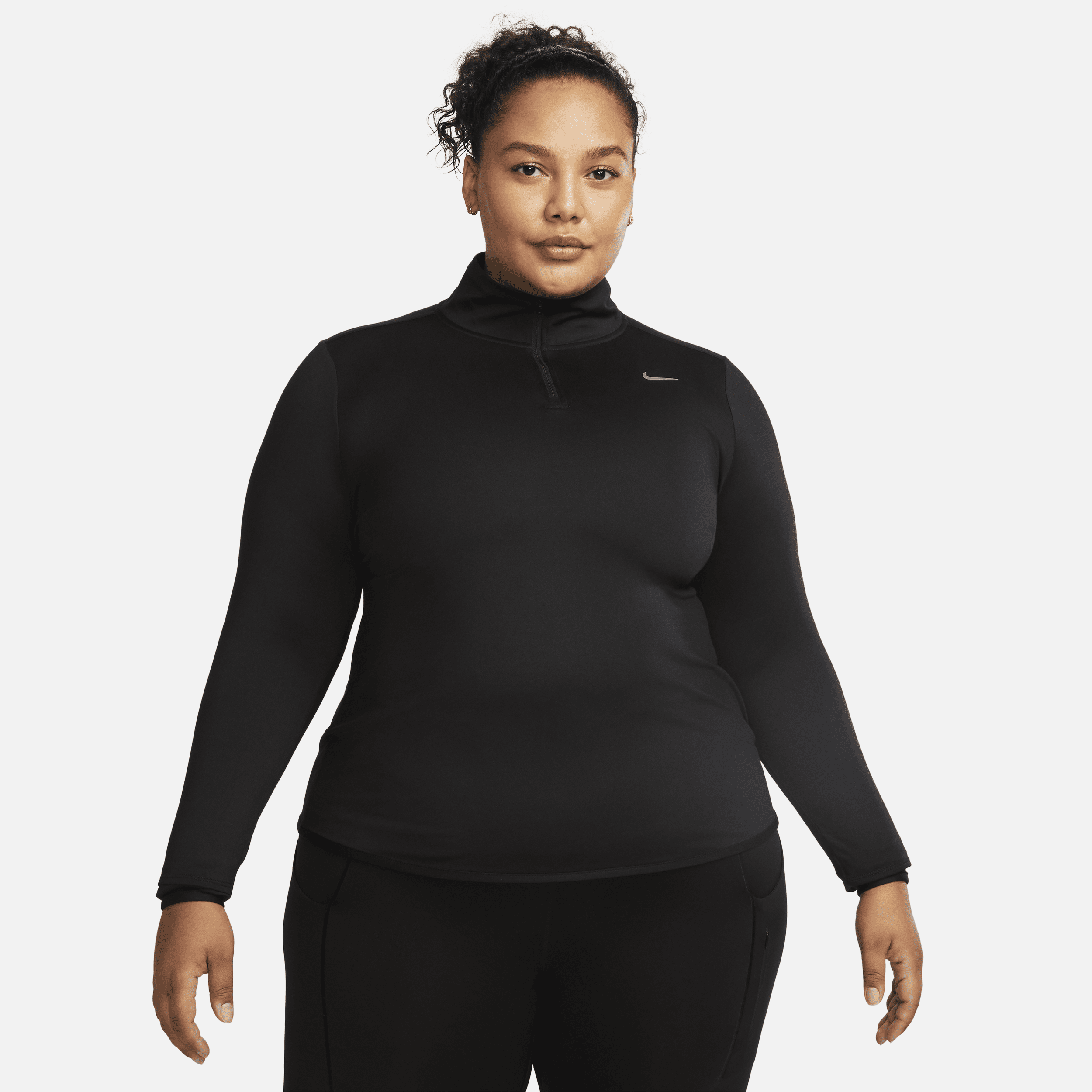 Nike Dri-FIT Swift Element UV-løbetop (plus size) med 1/4 lynlås til kvinder - sort