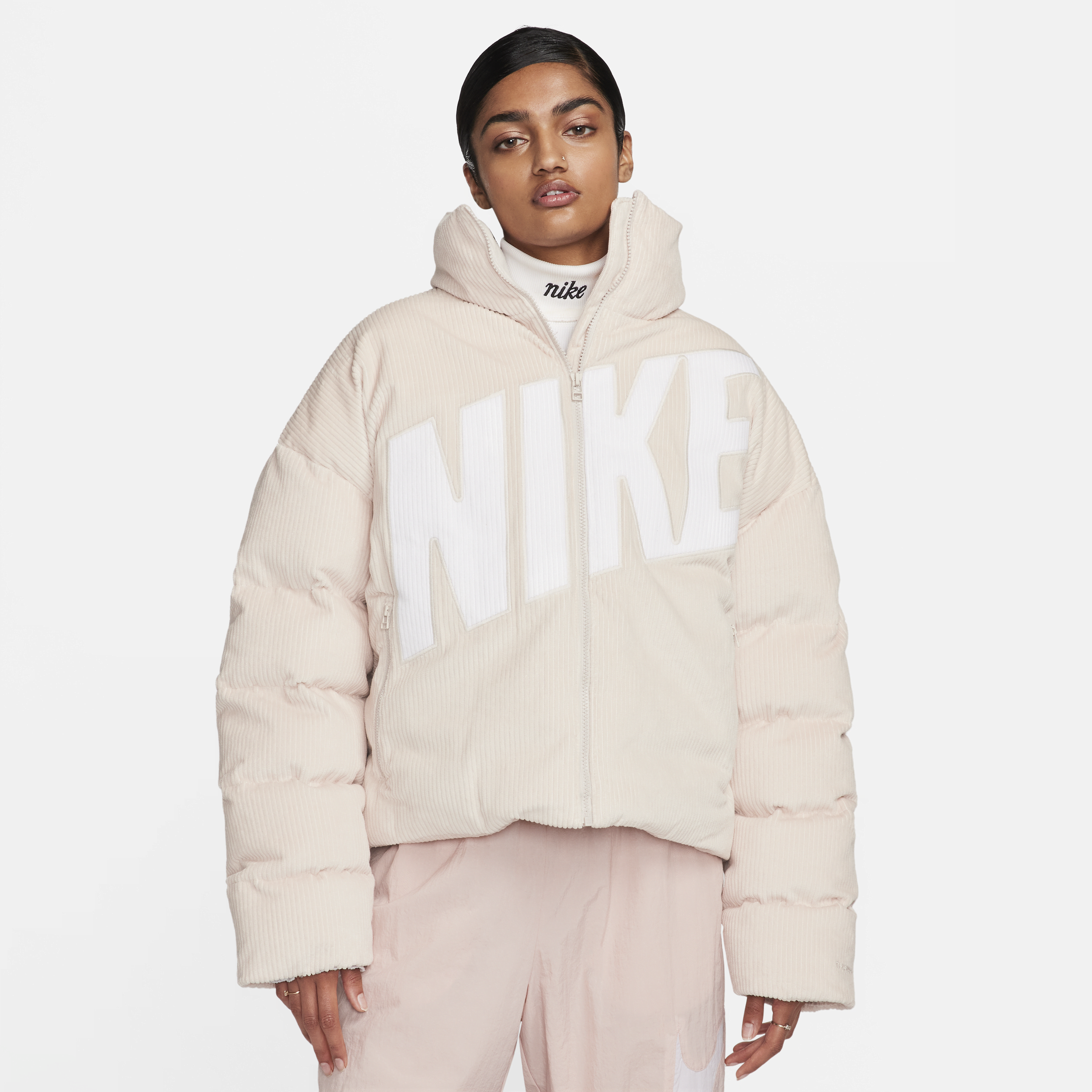 Giacca puffer oversize in velluto a coste Therma-FIT Nike Sportswear Essential – Donna - Marrone