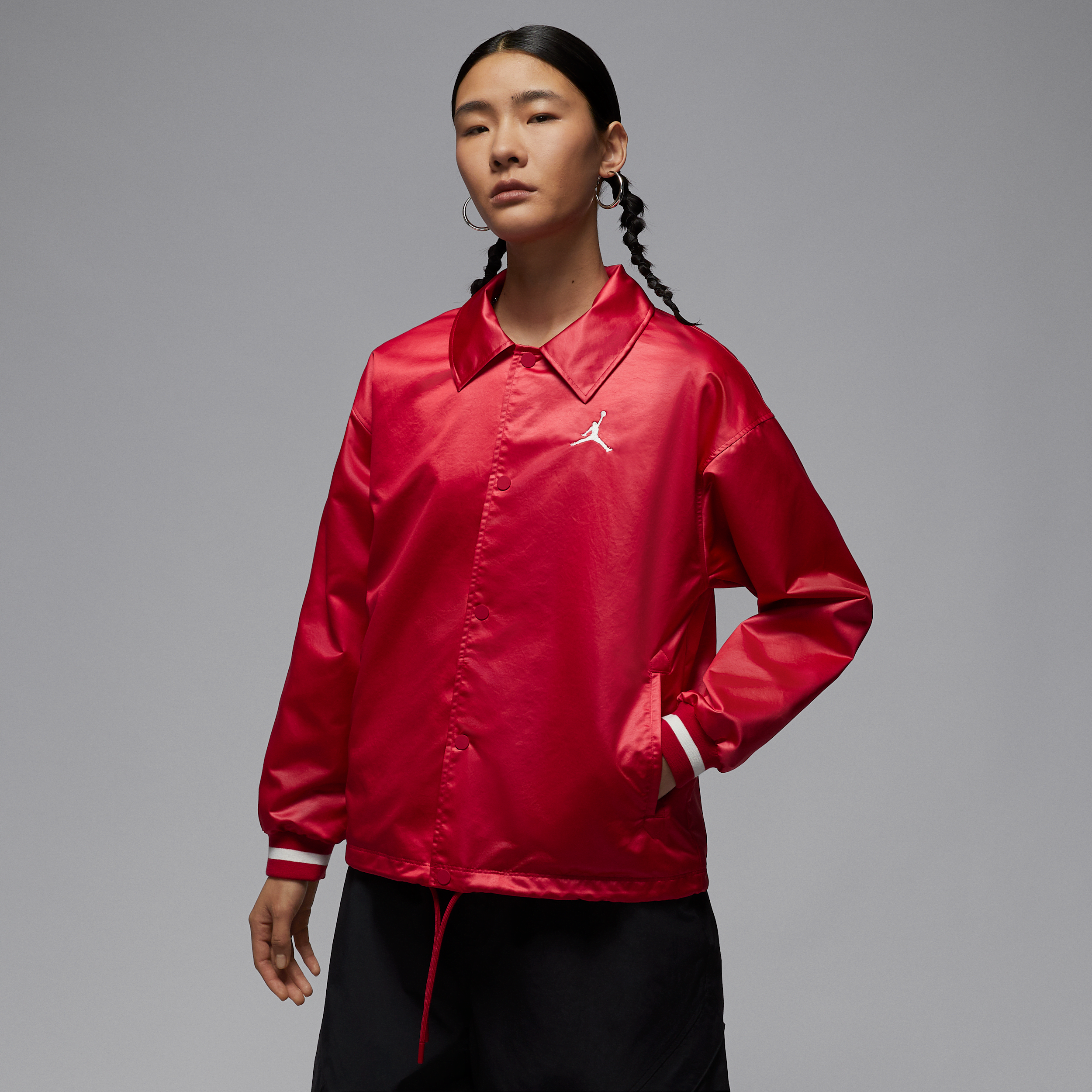 【ナイキ(NIKE)公式ストア】ジョーダン ウィメンズ コーチ ジャケット HJ0088-636 レッド 【ナイキ(NIKE)公式ストア】ジョーダン ウィメンズ コーチ ジャケット HJ0088-636 レッド