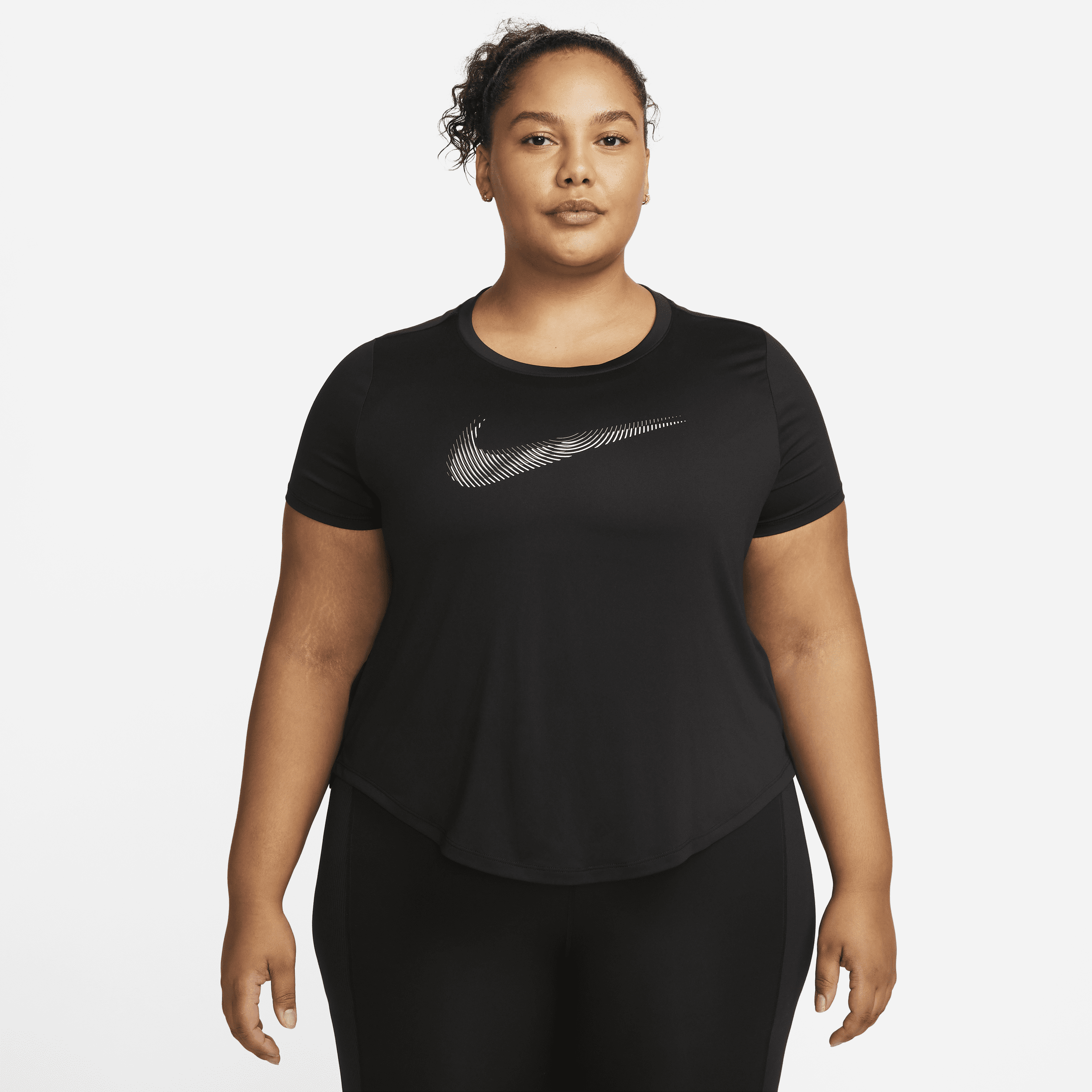 Kortærmet Nike Dri-FIT Swoosh-løbetop til kvinder (plus size) - sort