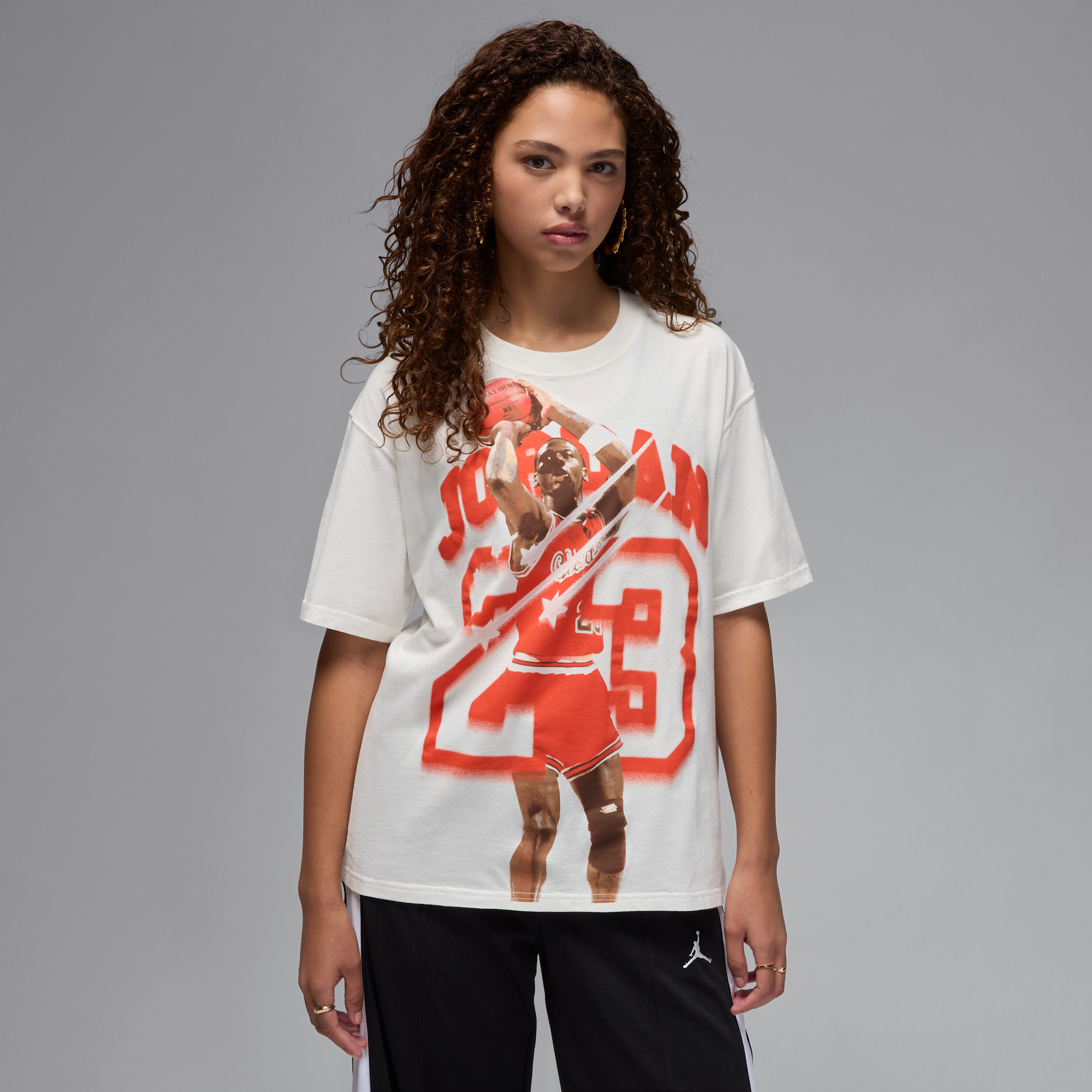 【ナイキ(NIKE)公式ストア】ジョーダン ウィメンズ グラフィック Tシャツ HJ0139-133 ホワイト 【ナイキ(NIKE)公式ストア】ジョーダン ウィメンズ グラフィック Tシャツ HJ0139-133 ホワイト