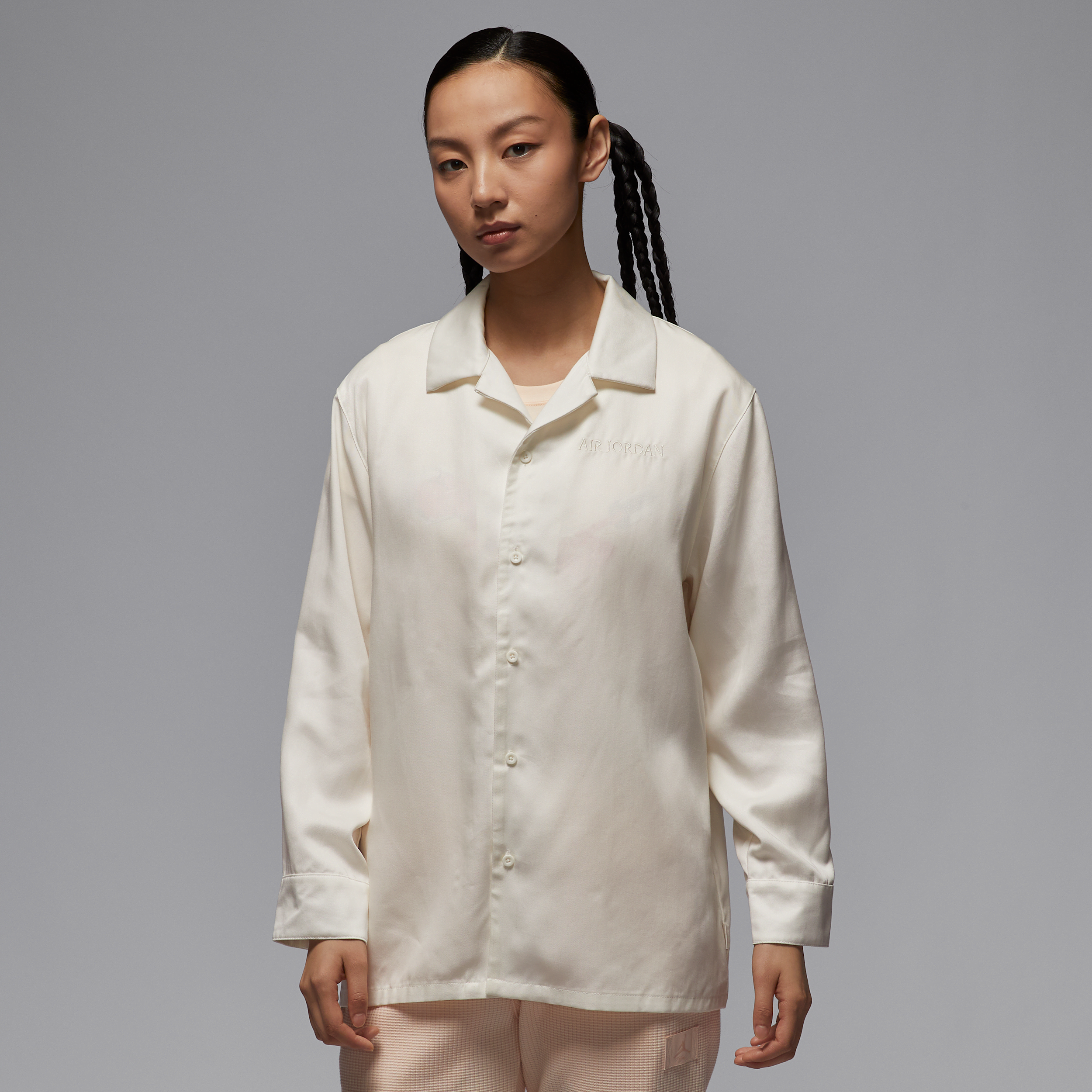 【ナイキ(NIKE)公式ストア】エア ジョーダン ウィメンズ ロングスリーブ ウーブン トップ HJ0021-133 ホワイト 【ナイキ(NIKE)公式ストア】エア ジョーダン ウィメンズ ロングスリーブ ウーブン トップ HJ0021-133 ホワイト