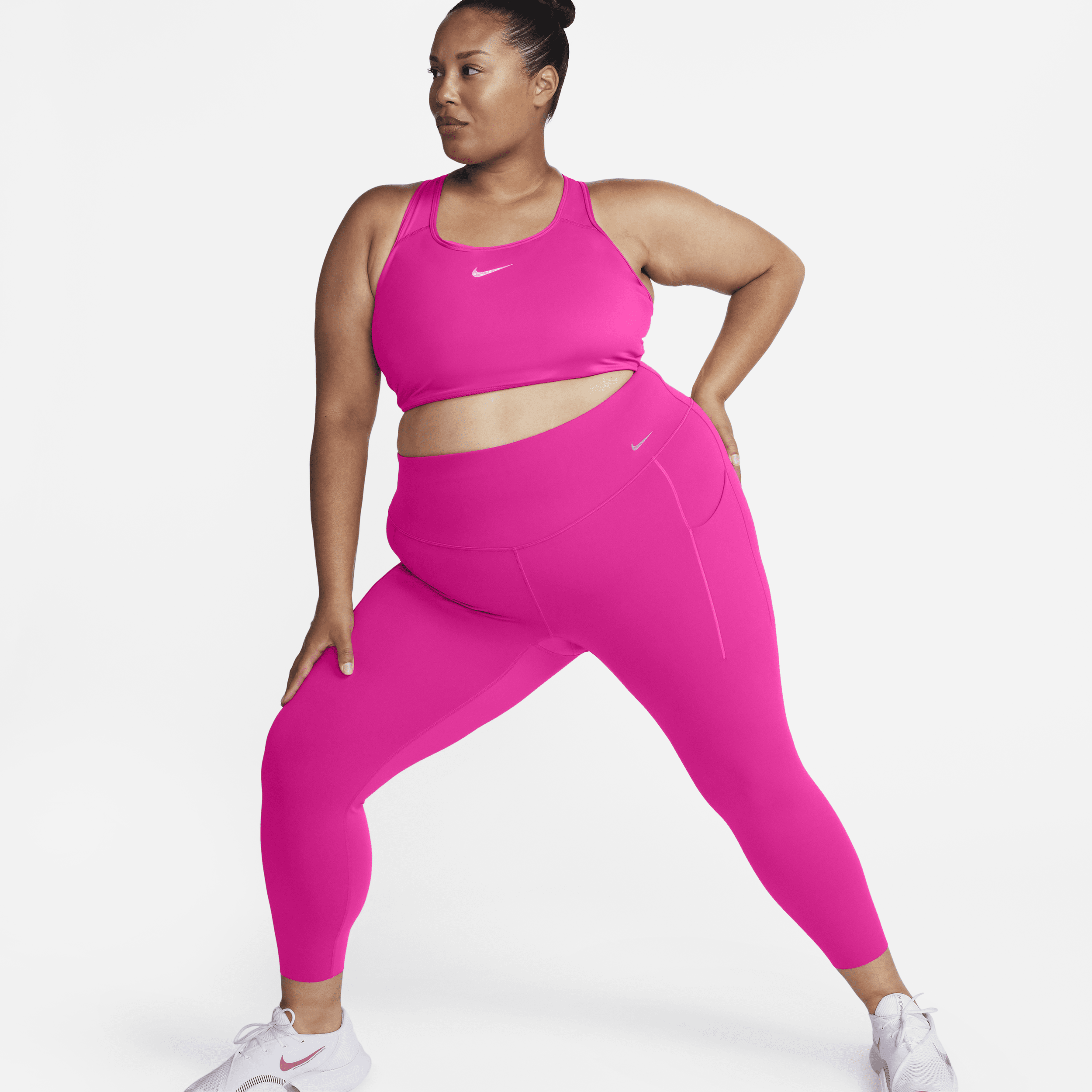 Nike Universa 7/8-leggings med medium støtte, høj talje og lommer til kvinder (plus size) - Pink