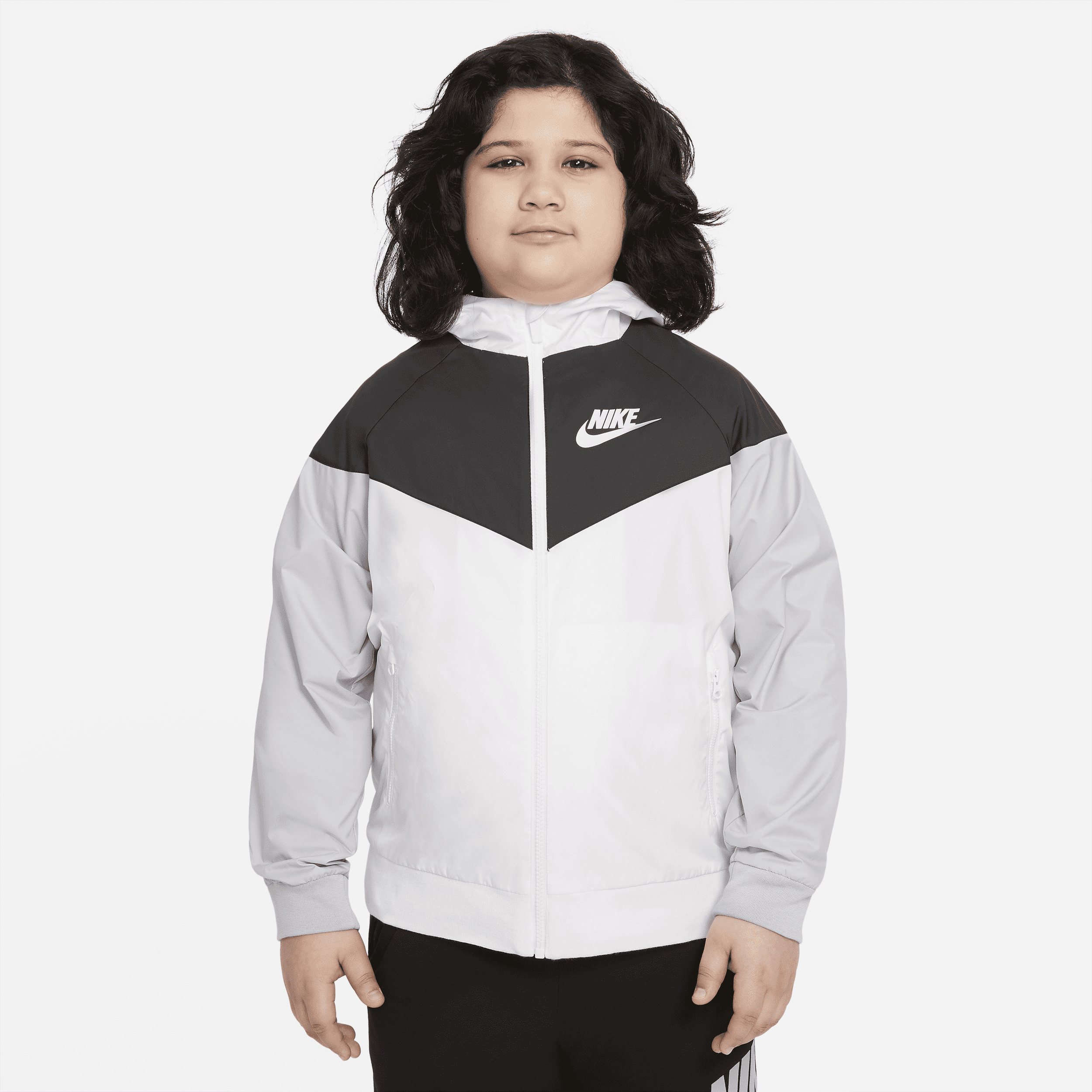 Løstsiddende, hoftelang Nike Sportswear Windrunner-jakke (udvidet størrelse) med hætte til større børn (drenge) - hvid