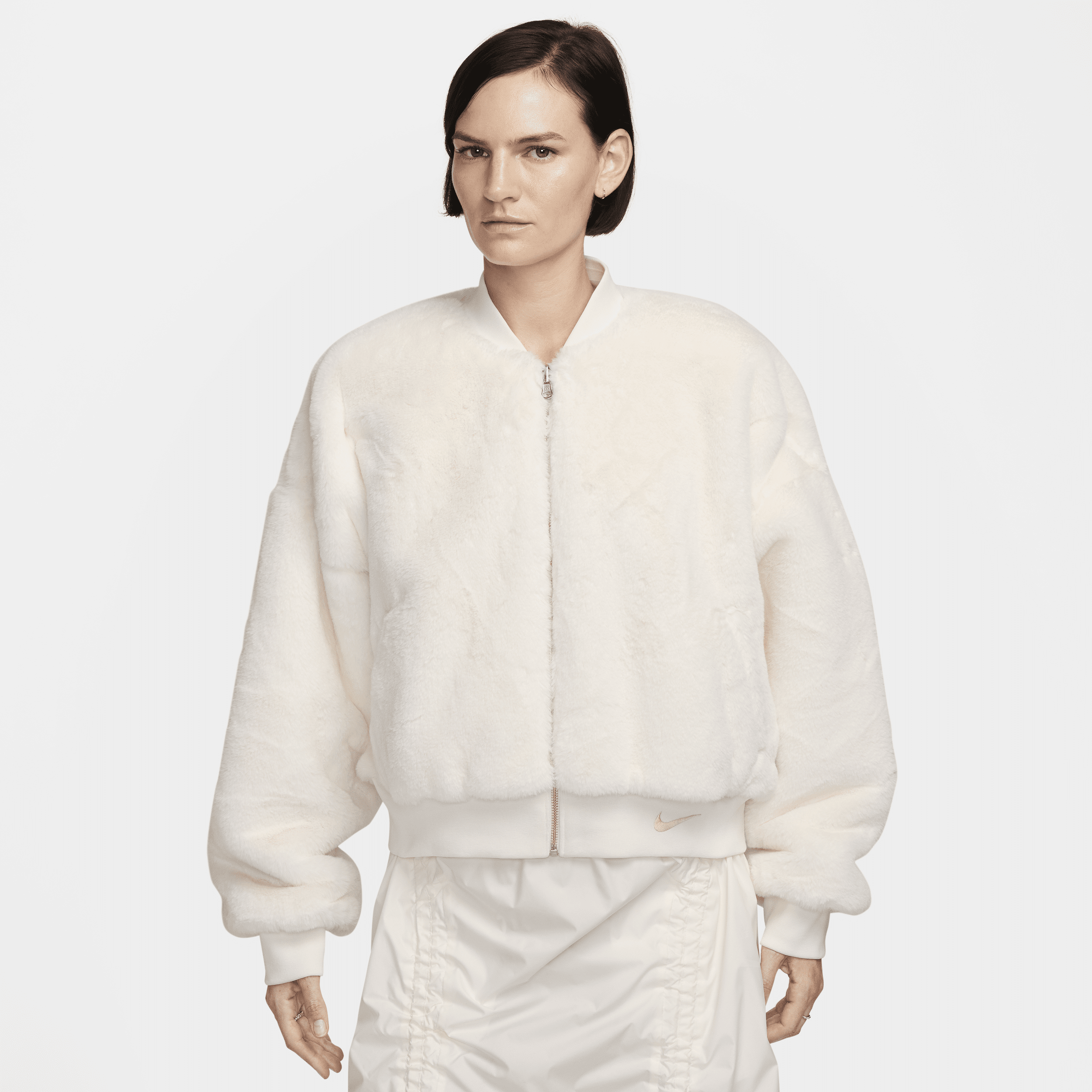 Vendbar Nike Sportswear-bomberjakke med imiteret pels til kvinder - hvid