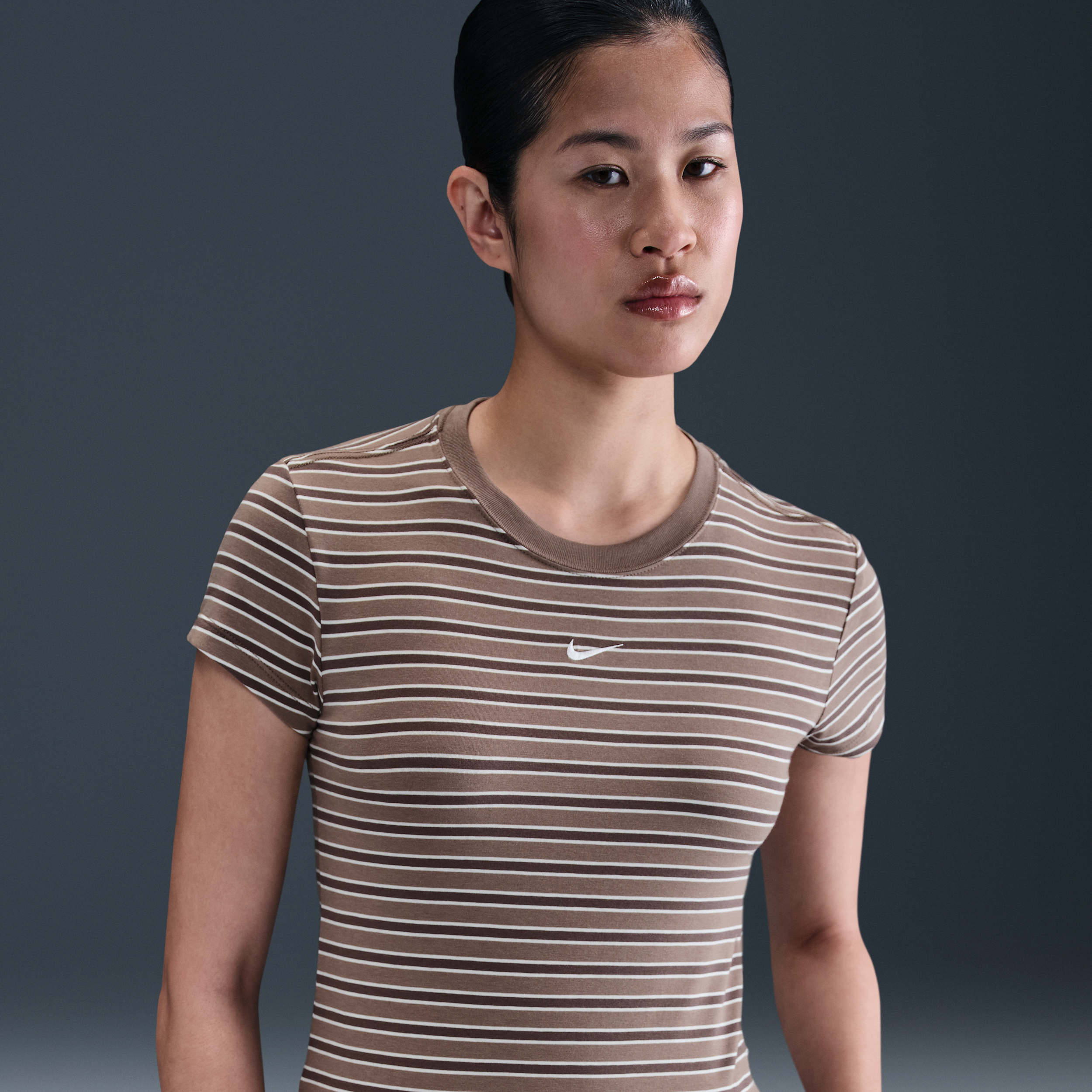 【ナイキ(NIKE)公式ストア】ナイキ スポーツウェア チル ニット ウィメンズ スリム ストライプド Tシャツ HF9525-233 ブラウン 【ナイキ(NIKE)公式ストア】ナイキ スポーツウェア チル ニット ウィメンズ スリム ストライプド Tシャツ HF9525-233 ブラウン