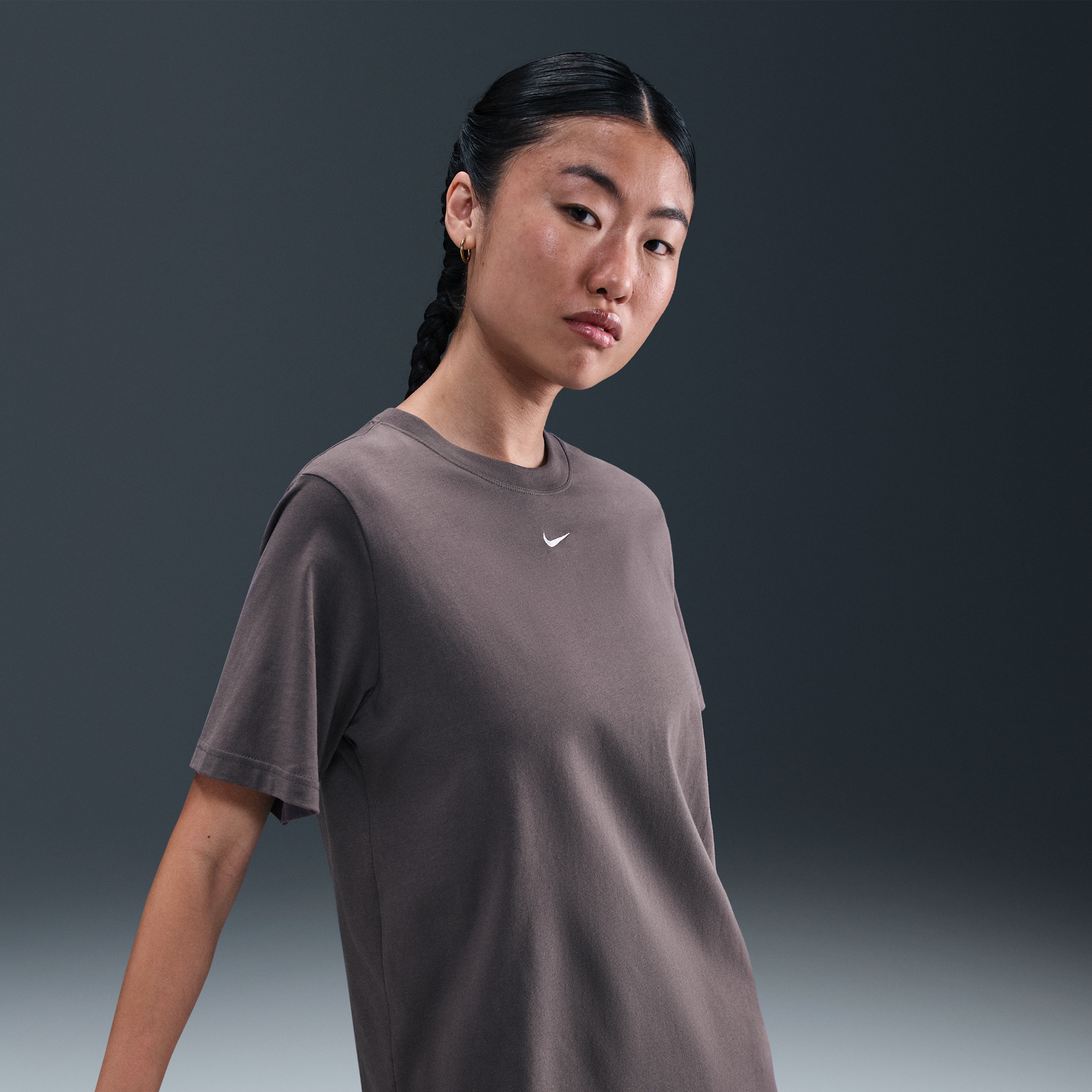 【ナイキ(NIKE)公式ストア】ナイキ スポーツウェア ウィメンズ Tシャツ FD4150-082 グレー 【ナイキ(NIKE)公式ストア】ナイキ スポーツウェア ウィメンズ Tシャツ FD4150-082 グレー
