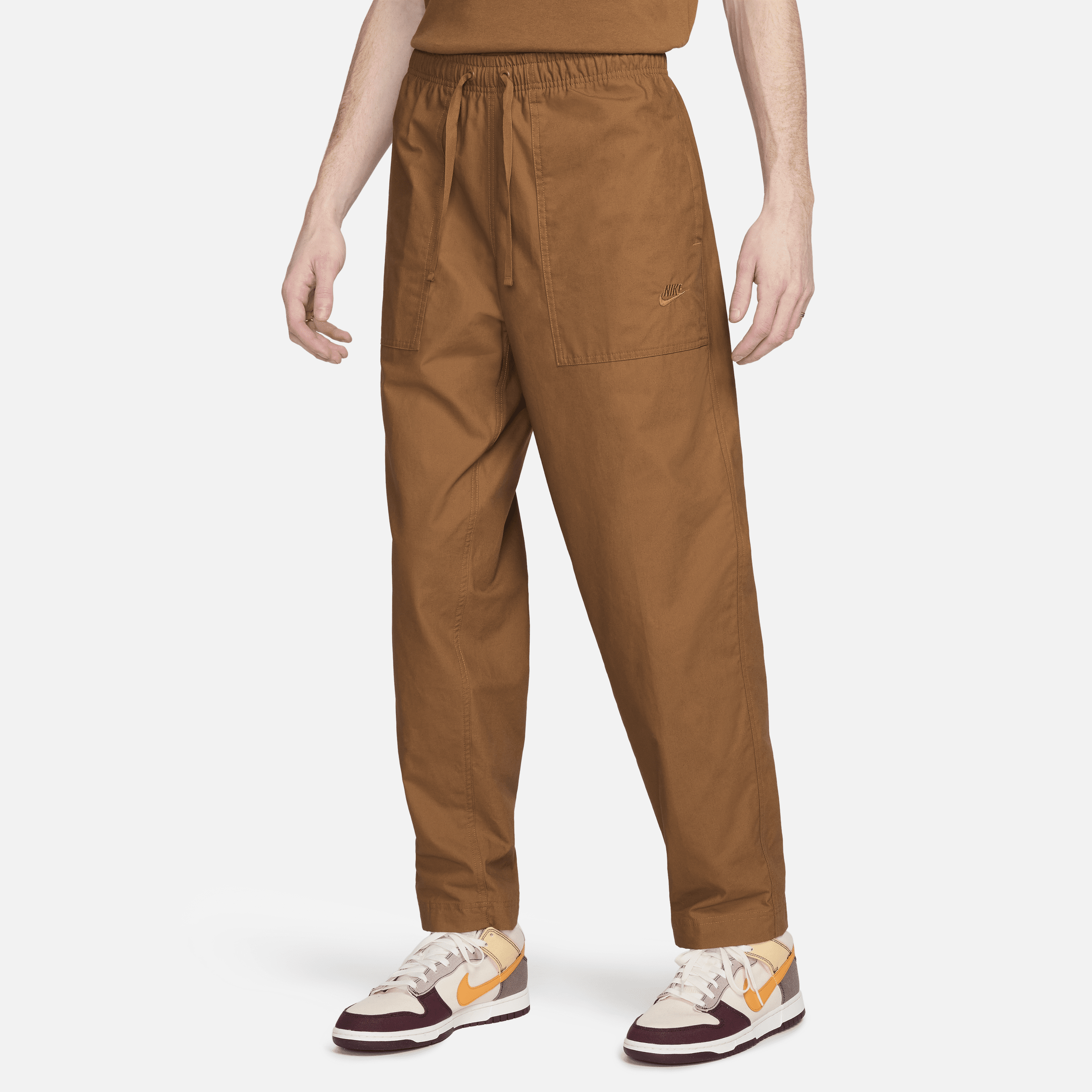 Nike Club – bukser til mænd - brun