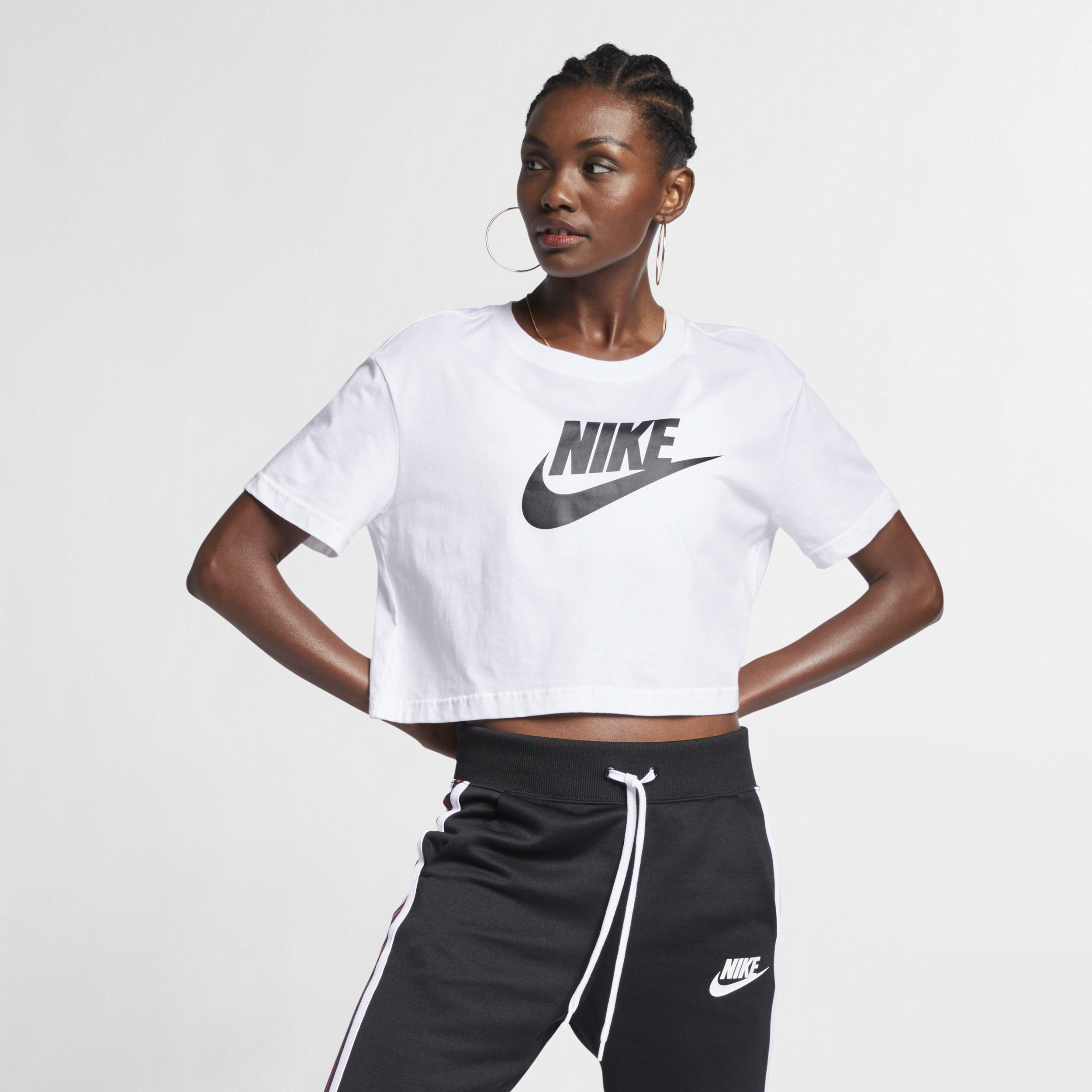T-shirt corta con logo Nike Sportswear Essential – Donna - Bianco