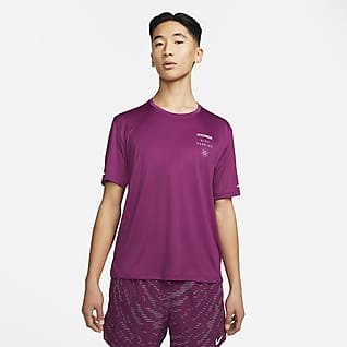Nike Dri-FIT UV Run Division Miler เสื้อแขนสั้นมีกราฟิกผู้ชาย