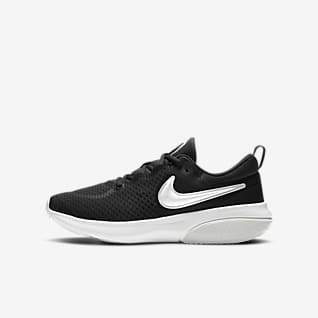 black shoes sports nike