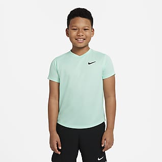 NikeCourt Dri-FIT Victory Kortärmad tenniströja för ungdom (killar)