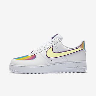 tenis nike branco com simbolo dourado