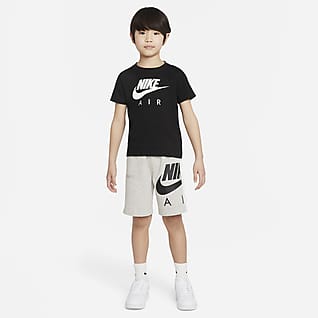 Nike Sportswear Set aus T-Shirt und Shorts für jüngere Kinder