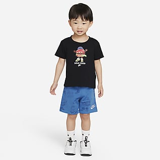 Nike Sportswear Conjunto de playera y shorts para bebé (12-24M) 