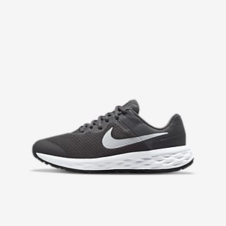 Nike Revolution 6 Löparsko för hårt underlag för ungdom