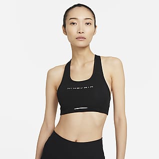 Nike Air Dri-FIT Swoosh สปอร์ตบราผู้หญิงซัพพอร์ตระดับกลางสะท้อนแสงมีแผ่นฟองน้ำ 1 ชิ้น
