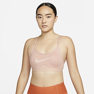 Nike Dri-FIT Indy สปอร์ตบราผู้หญิงซัพพอร์ตระดับต่ำเสริมฟองน้ำมีกราฟิก